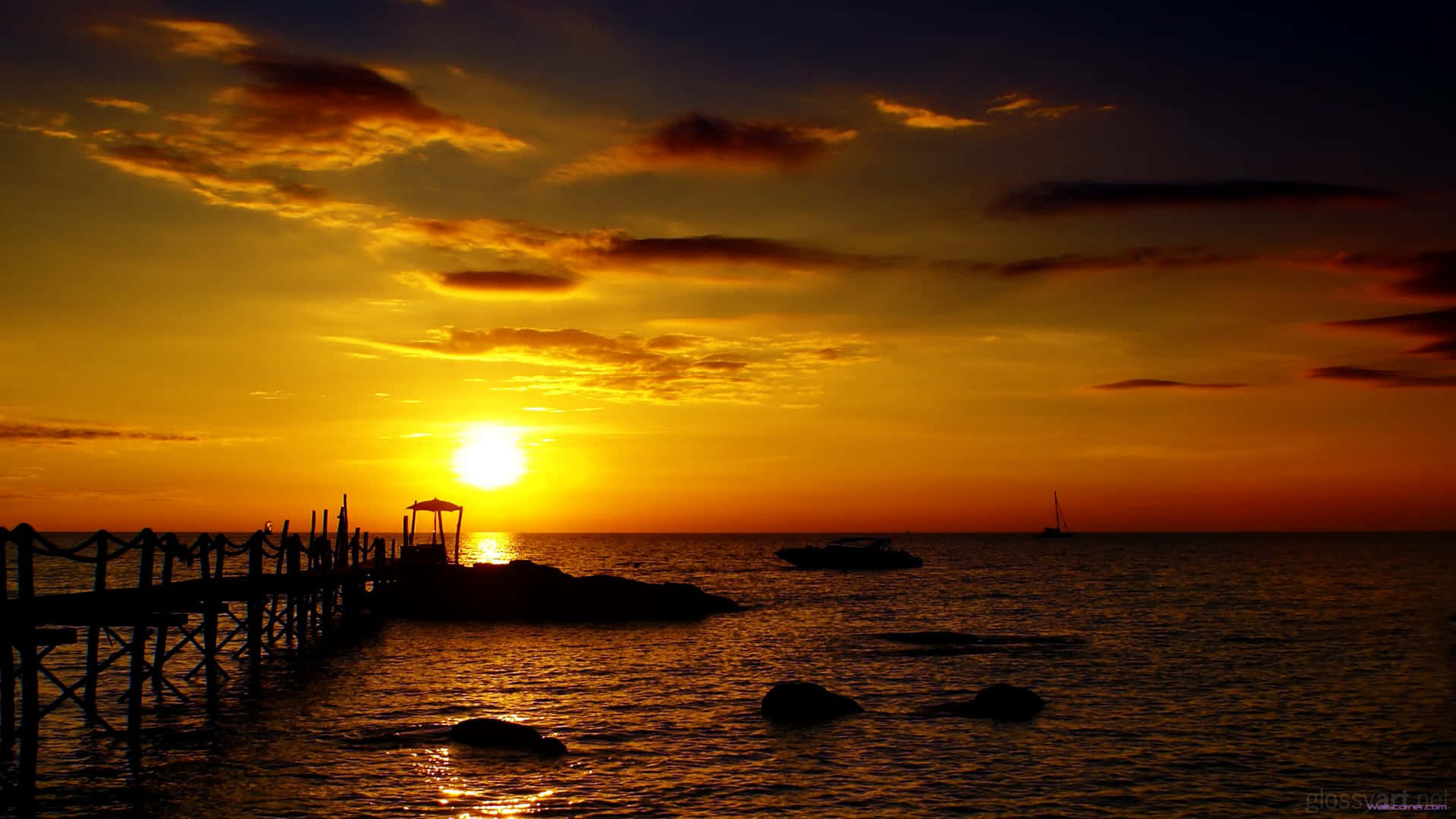 夕陽映照海洋，碼頭和船隻在金色天空下形成剪影 — 2048x1152 動圖 壁紙