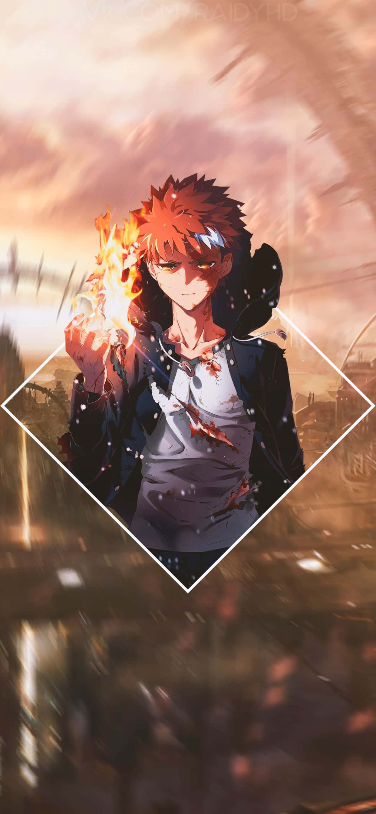 起伏的翠綠山坡風景 壁紙 — 一個火紅頭髮的動漫男孩，眼睛發光，手中握著火焰，背景是模糊的日落城市景觀。