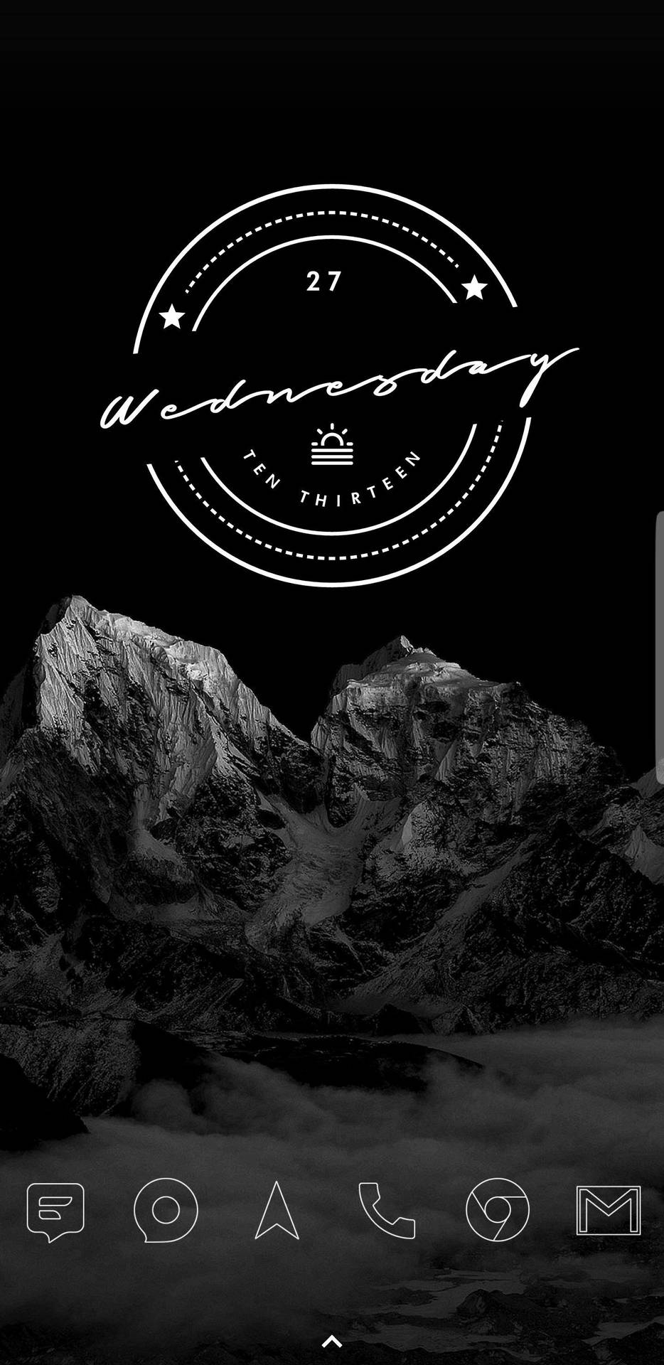 黑白山脈壁紙，帶有白色圓形日期圖形疊加。