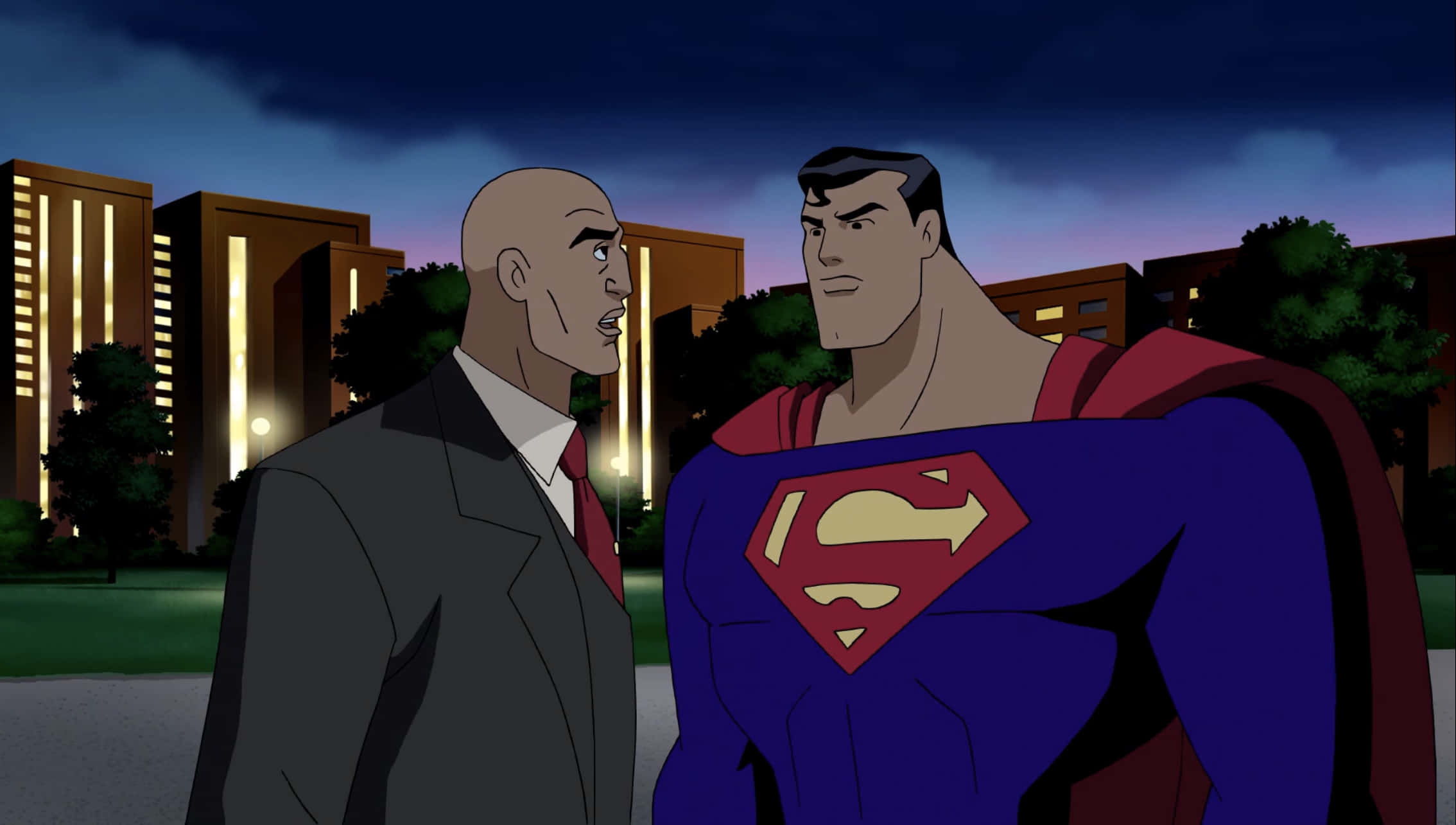 Superman The Animated Series 桌布 壁紙 — 超人穿著標誌性的藍色緊身衣，在暮色城市天際線前與一位身穿西裝的光頭男子對峙。