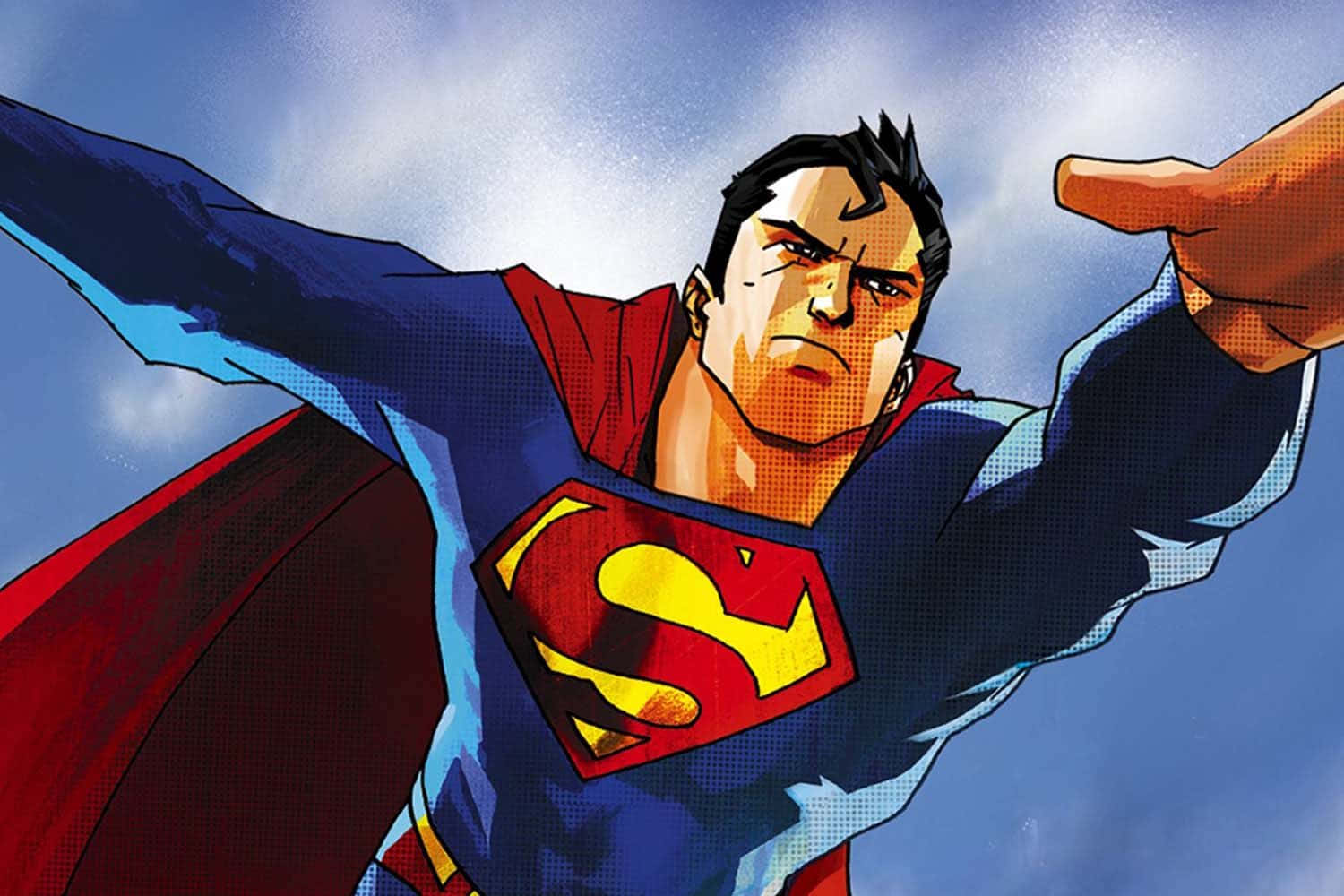 Superman Unbound 桌布 壁紙 — 超人穿著經典藍色和紅色服裝，披著斗篷，在藍天白雲中向前飛行。