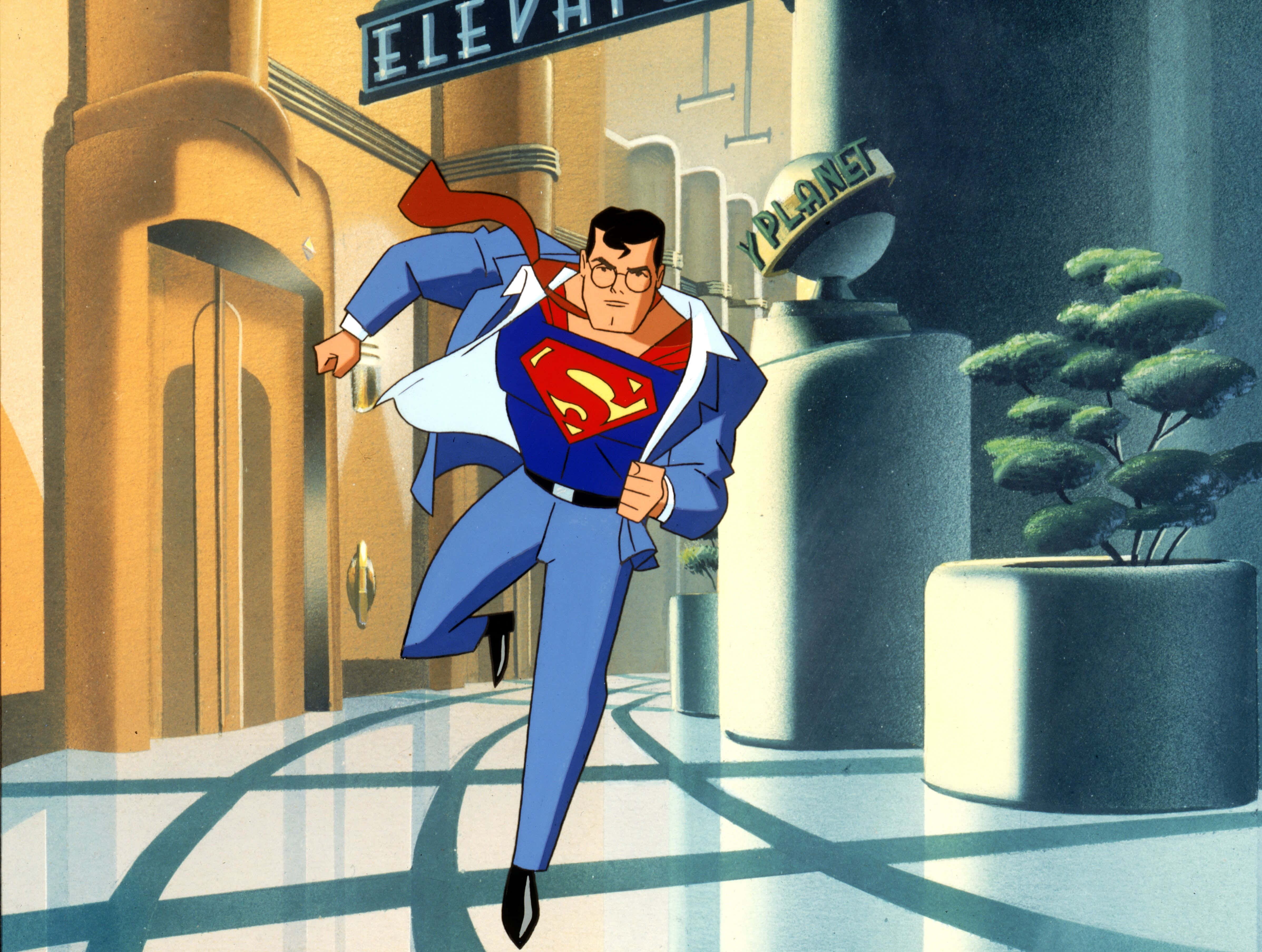 Superman The Animated Series 桌布 壁紙 — 超人穿著經典藍色西裝，在陽光普照的裝飾藝術風格大堂奔跑，大堂有「ELEVATOR」標誌和盆栽植物。
