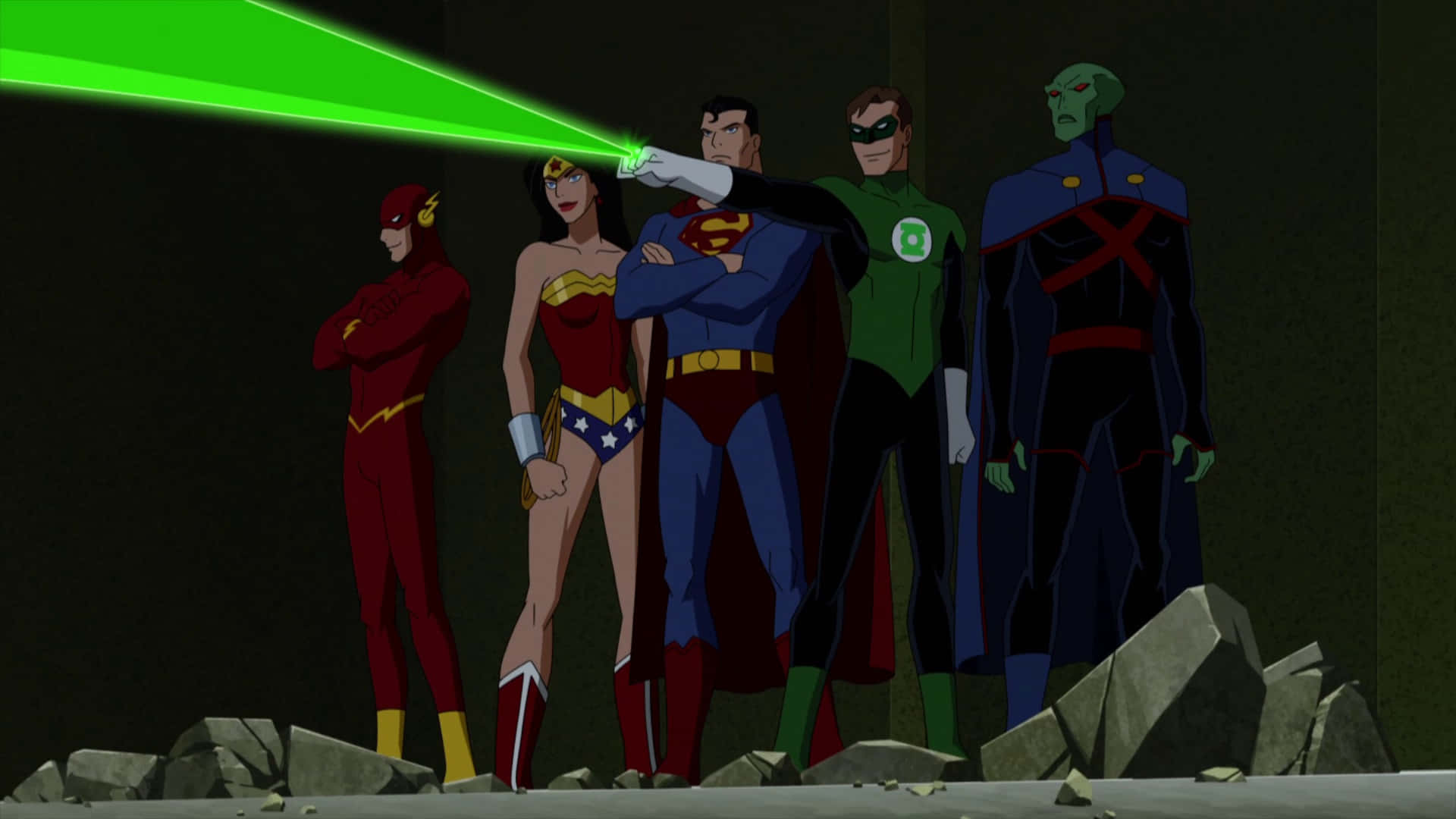 Justice League Doom 桌布 壁紙 — 超人與神奇女俠、閃電俠、綠燈俠和火星獵人一起站在黑暗的瓦礫場景中，發射綠色激光束。