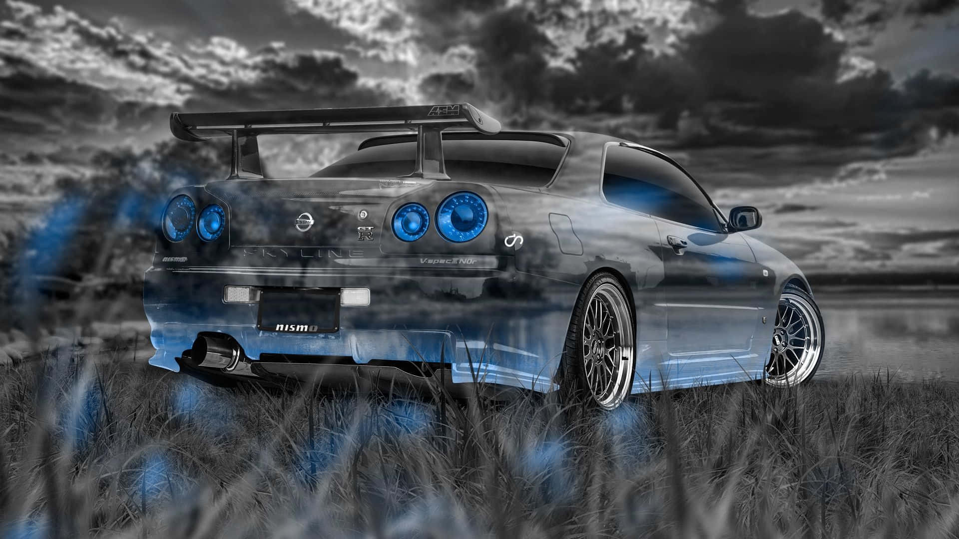 銀色日產Skyline R34，藍色燈光，停在暴風雲下的草地上。