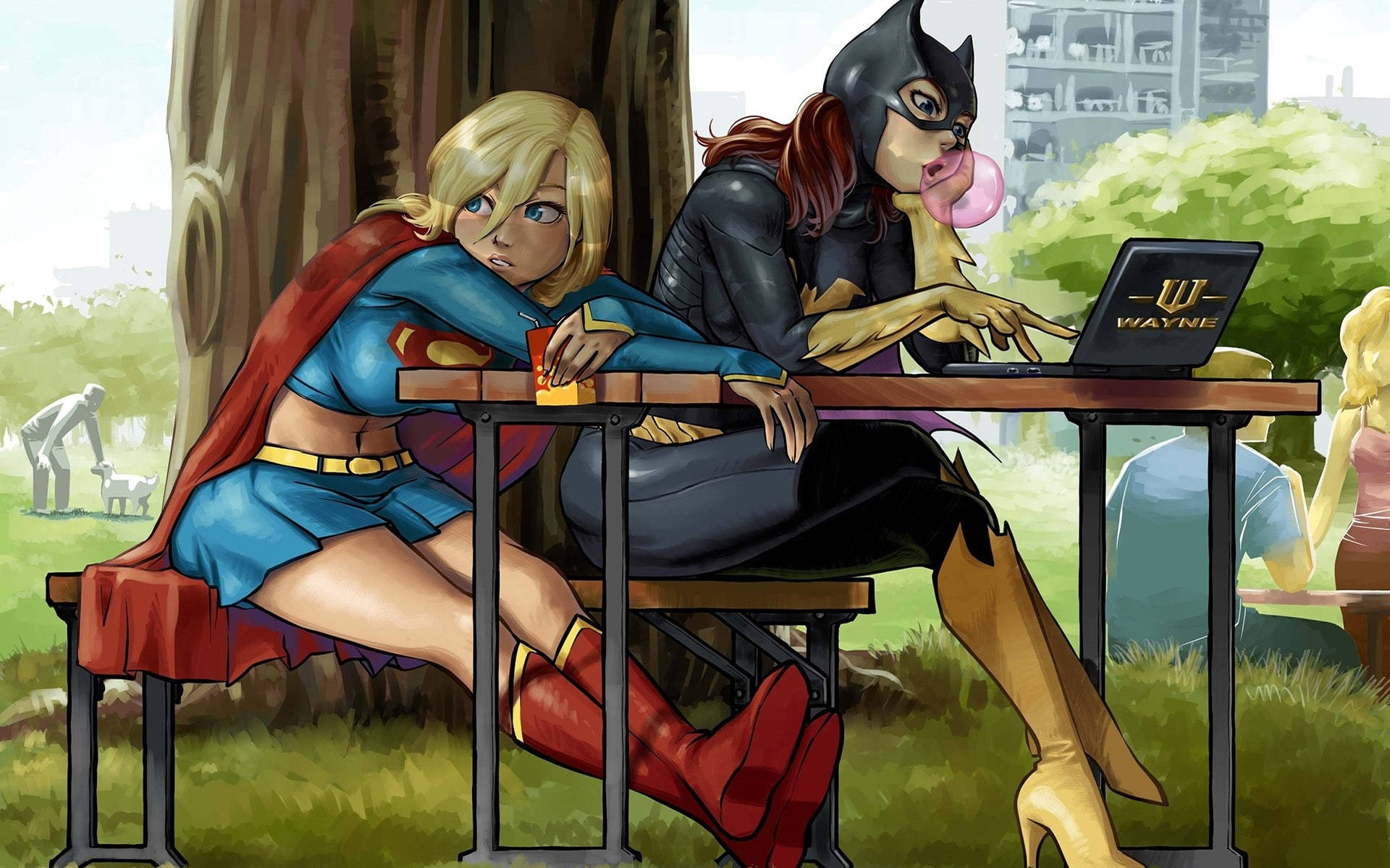 Supergirl 和 Batgirl 坐在公園桌上，一個吹泡泡糖，另一個喝咖啡。