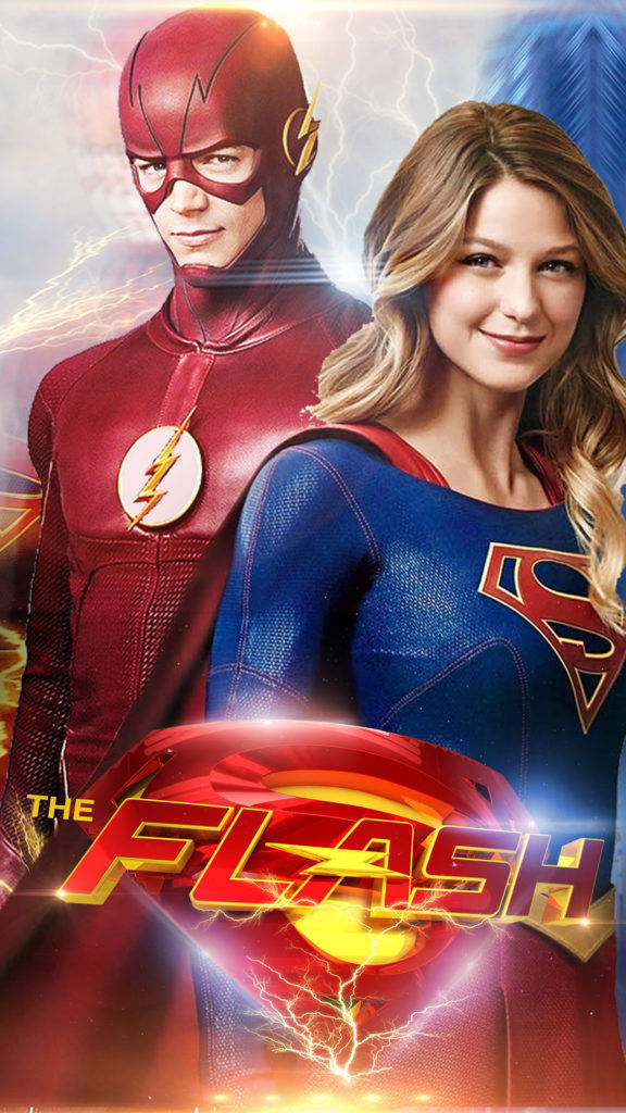 超女與閃電俠 iPhone 壁紙 — The Flash 與 Supergirl 英雄般地站在充滿動態閃電的天空前，帶有發光的標題文字。