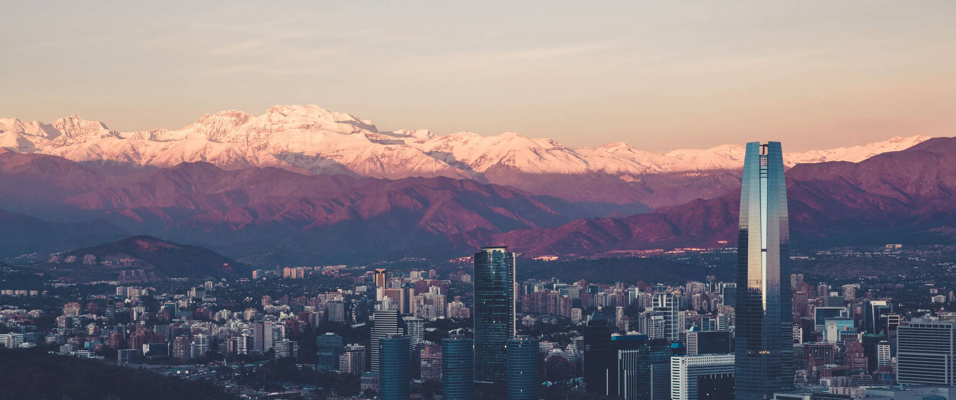 夕陽下雪山環繞的城市景觀