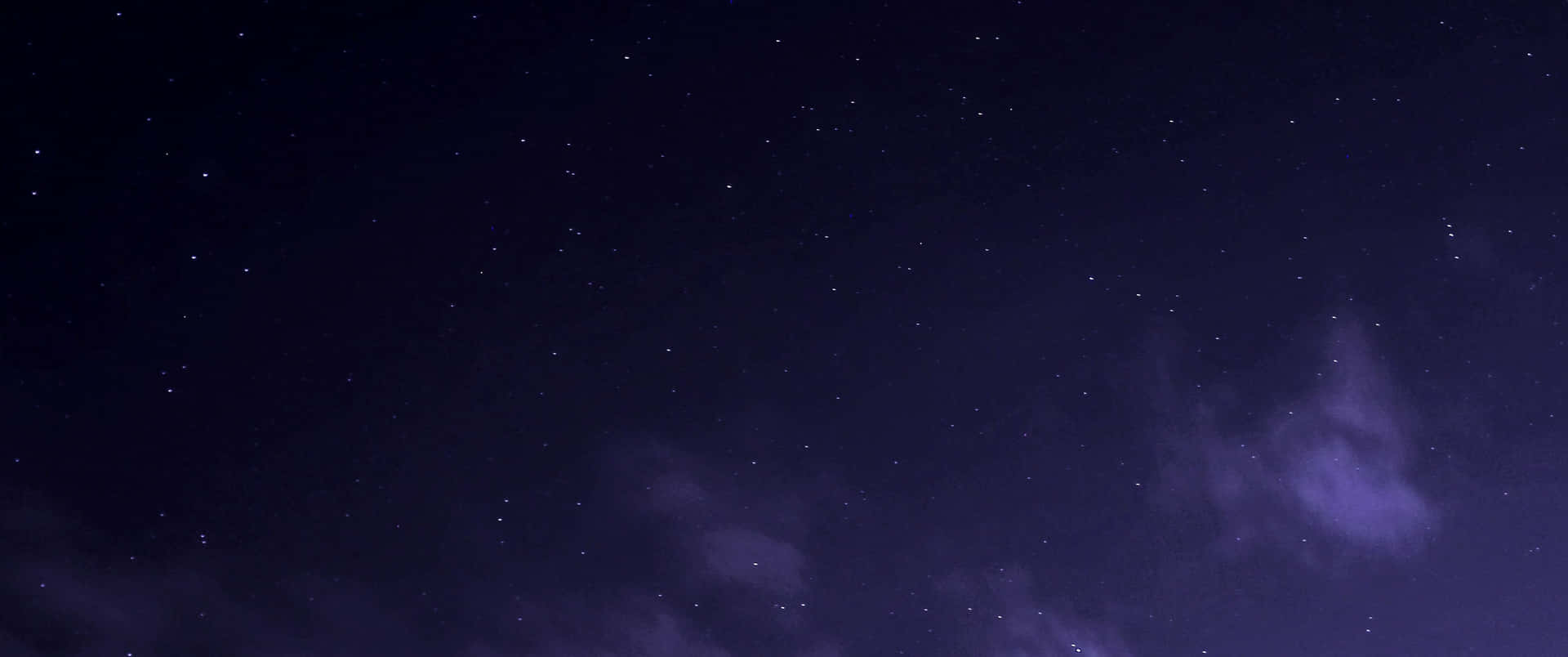 帶有星星和發光雲彩的紫色夜空