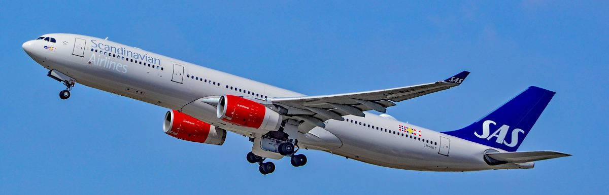 北歐航空飛機在清澈藍天中攀升