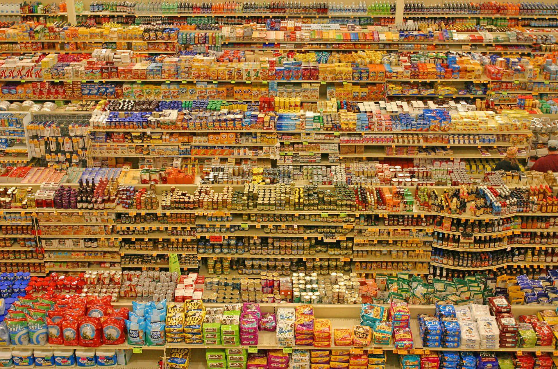supermarket 桌布 壁紙 — 超市通道的鳥瞰圖，擺滿色彩繽紛的罐頭、玻璃罐和小食包裝，形成充滿活力的圖案。