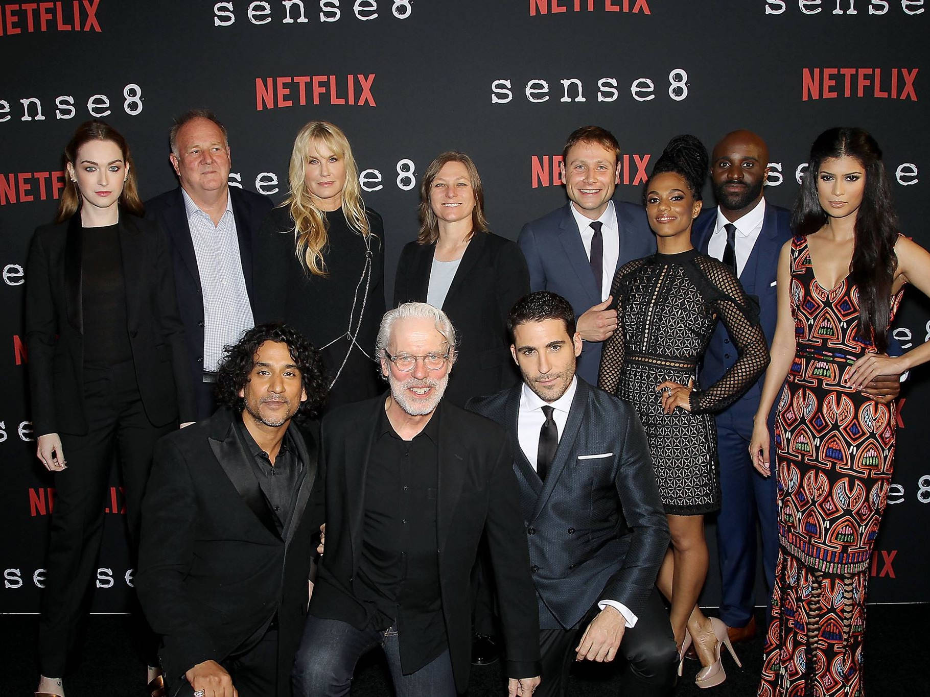 Sense8 的演員和工作人員在 Netflix 活動中擺姿勢拍照。