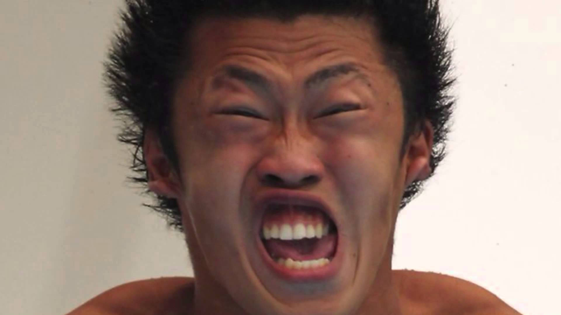 超搞笑表情包 壁紙 — 一個赤裸上身的男人，緊閉雙眼，齜牙咧嘴，對著純白色背景尖叫。
