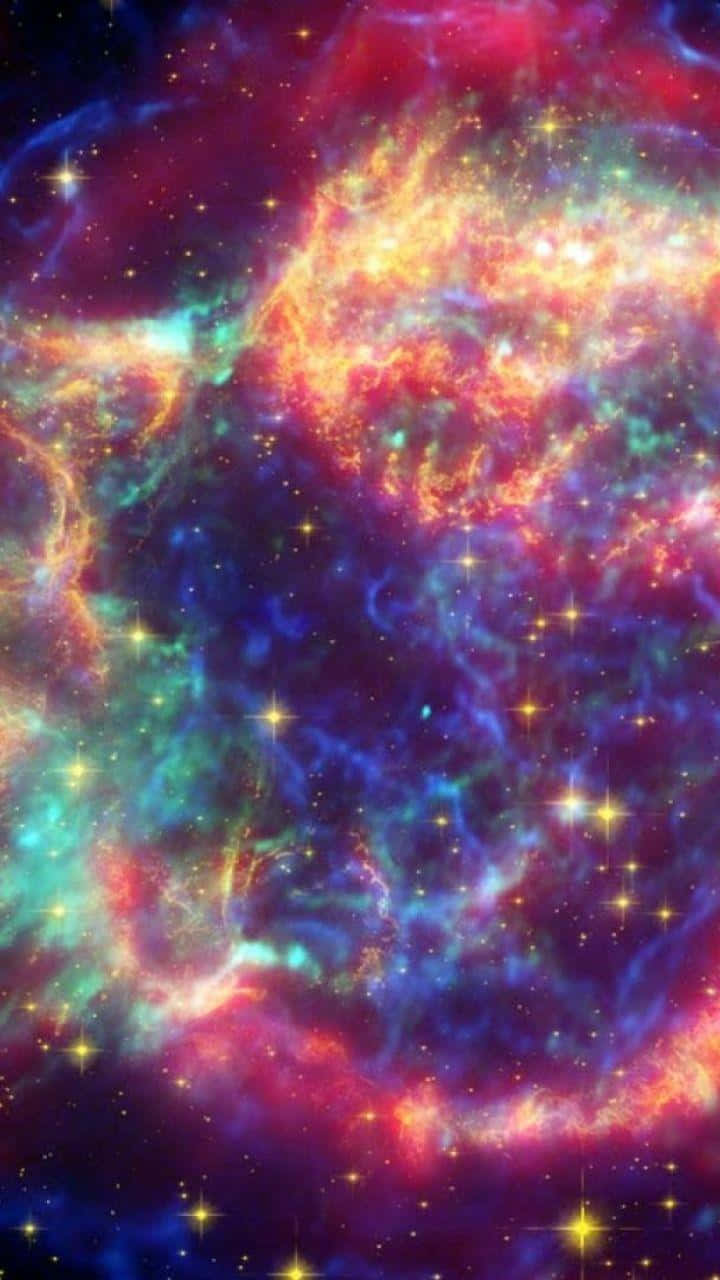 超新星的驚豔之美 壁紙 — 一個充滿活力的宇宙星雲，在星空中旋轉著火紅、金色和電光藍色。