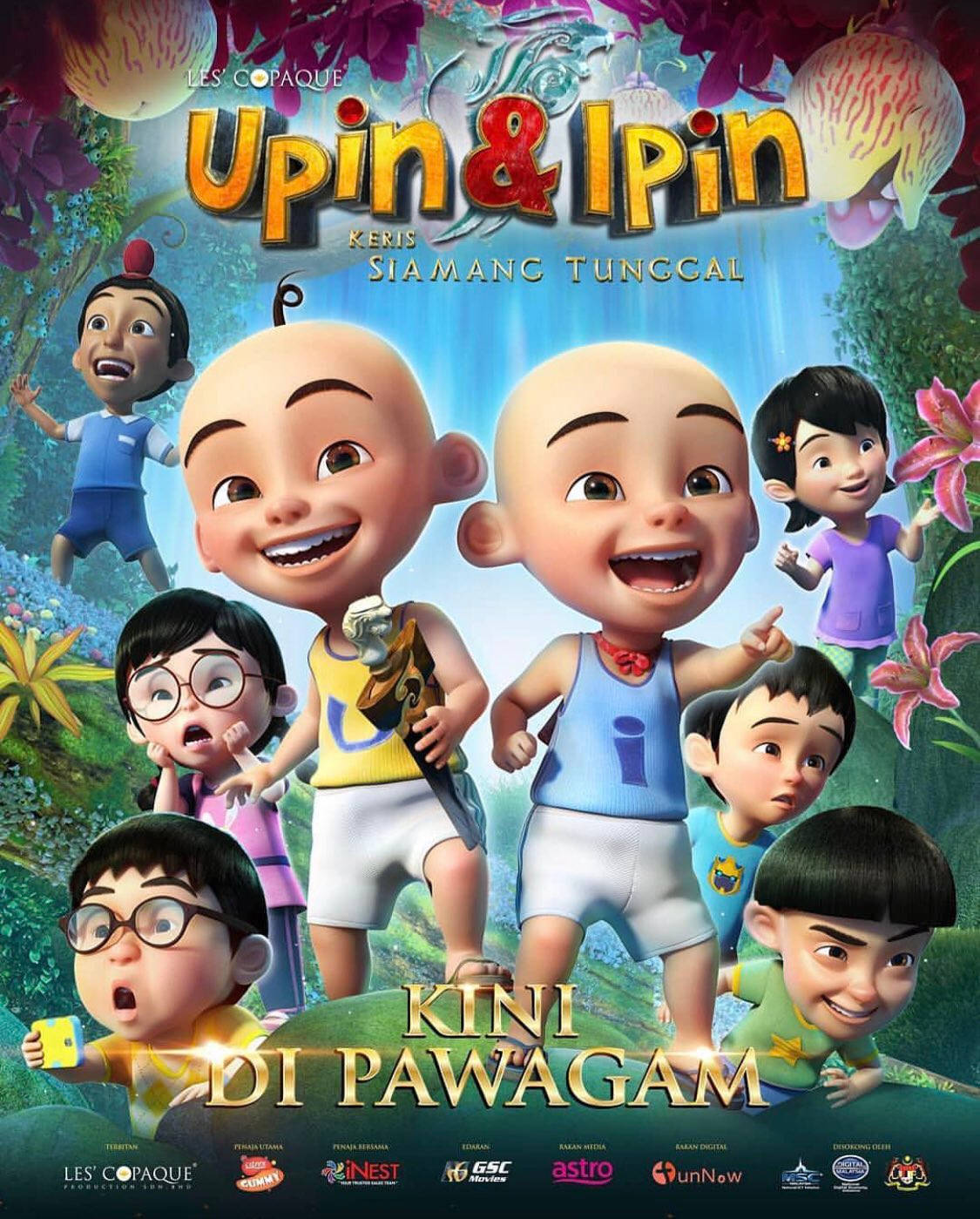 Upin和Ipin卡通角色在叢林中與朋友和發光的花朵一起。