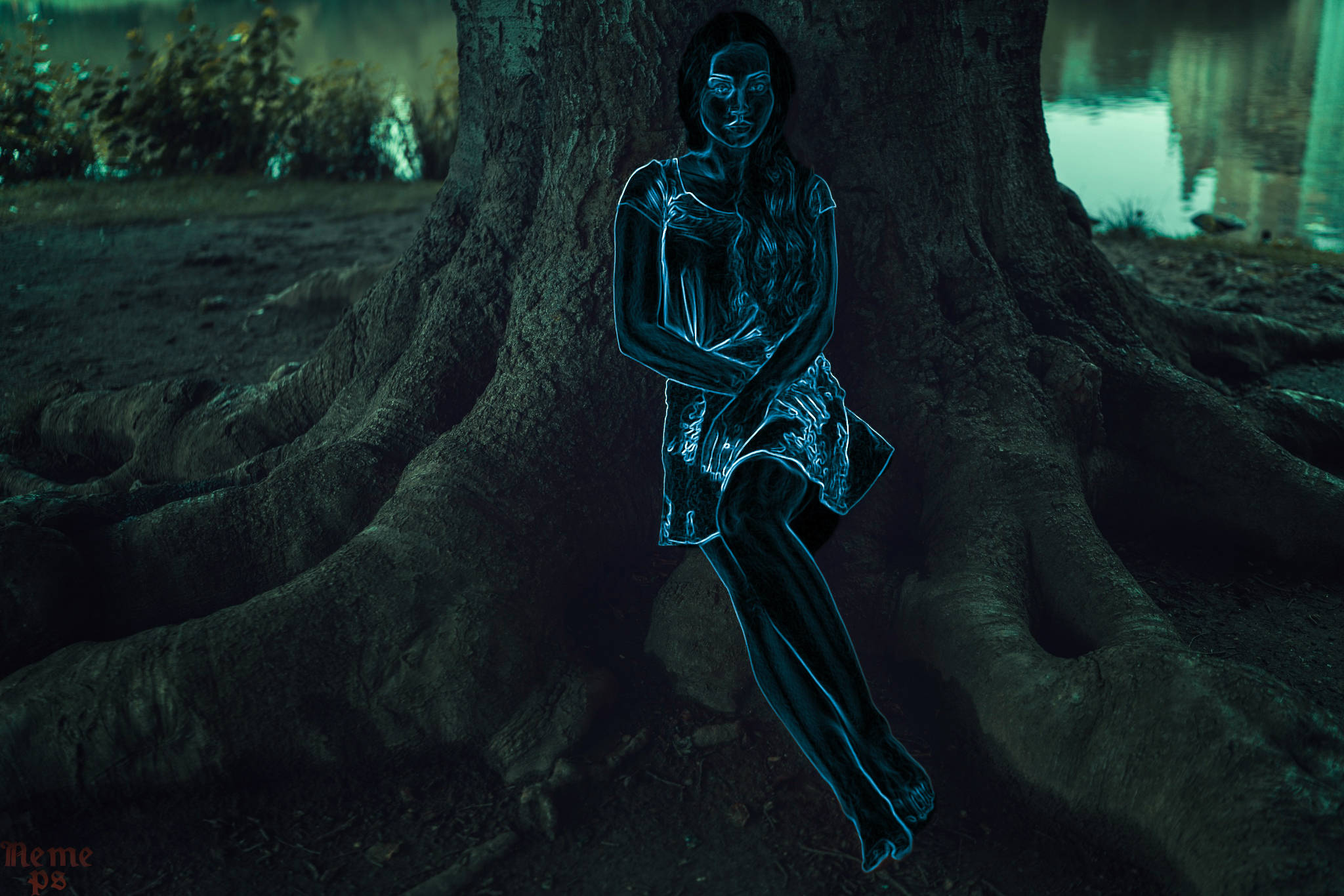 超棒的Photoshop霓虹女孩 壁紙 — 一個發光藍色霓虹燈的女性輪廓，靜靜地靠在一棵古樹的巨大樹根旁，位於霧氣瀰漫的水邊。