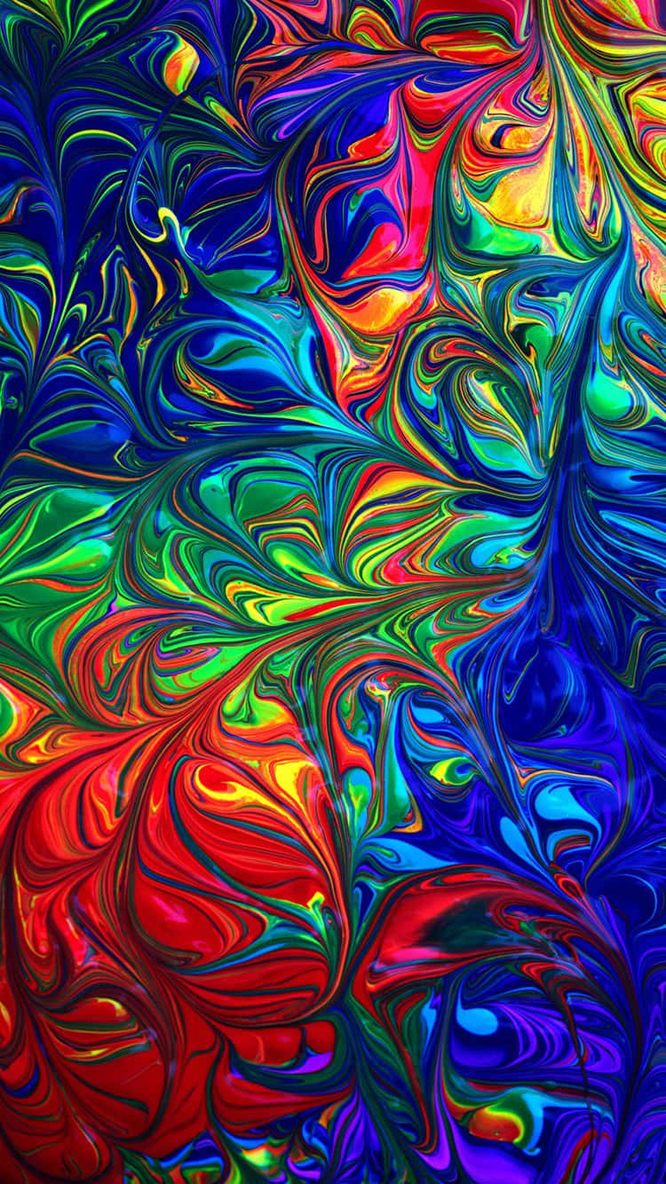 超現實森林小徑 壁紙 — 鮮豔的旋轉色彩（紅、藍、綠、黃）像熔化的顏料一樣融合成流動的抽象圖案。