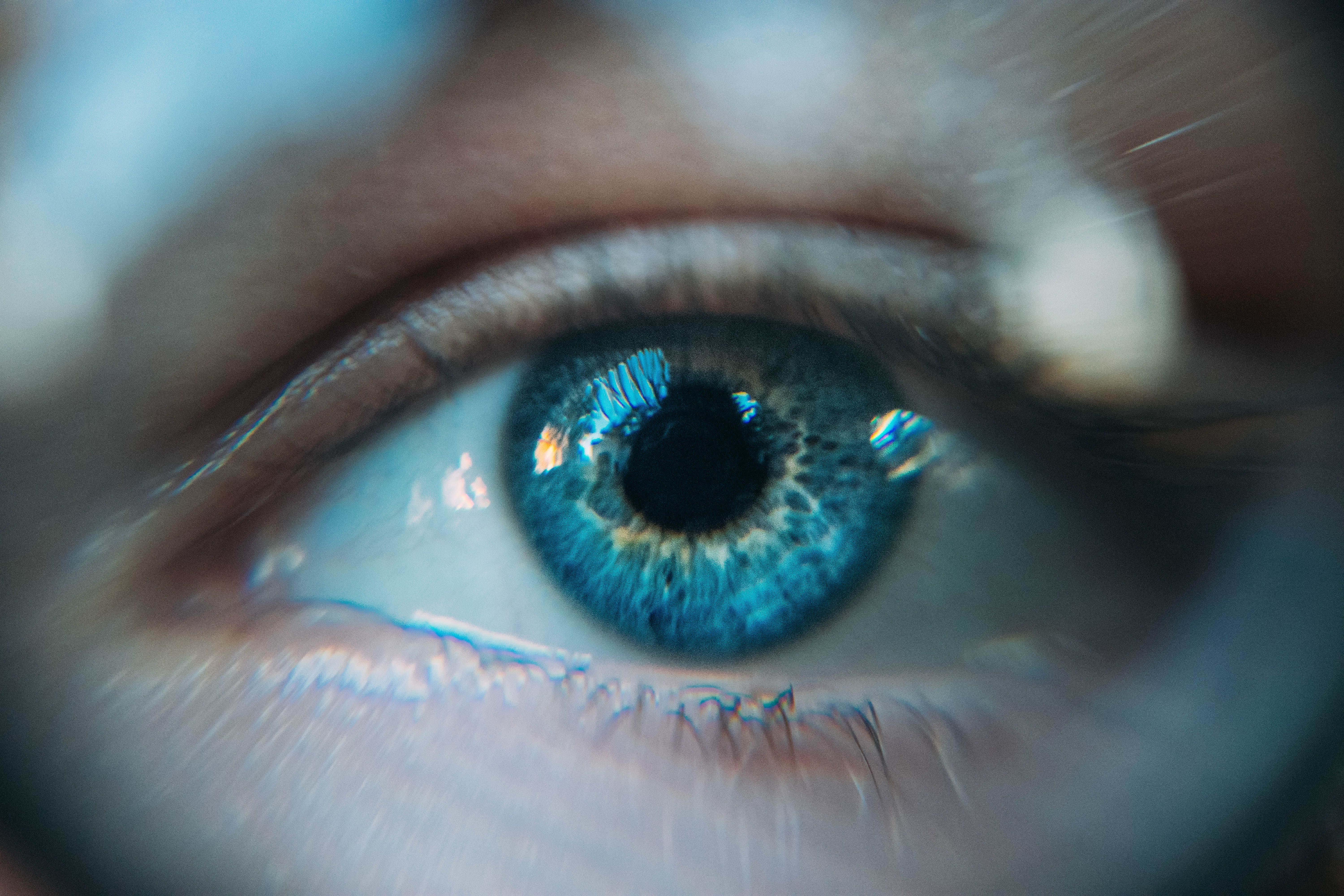 Eyes 桌布 壁紙 — 超現實特寫人類眼睛，帶有鮮豔的藍色虹膜和細緻的睫毛，柔焦效果。
