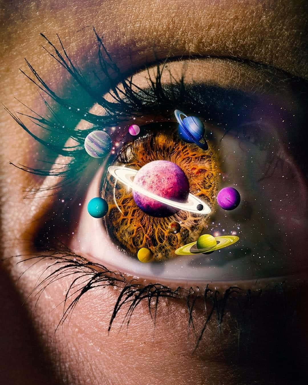 Trippy Art 桌布 壁紙 — 超現實的人類眼睛，虹膜內有旋轉的星系和色彩繽紛的行星漂浮。