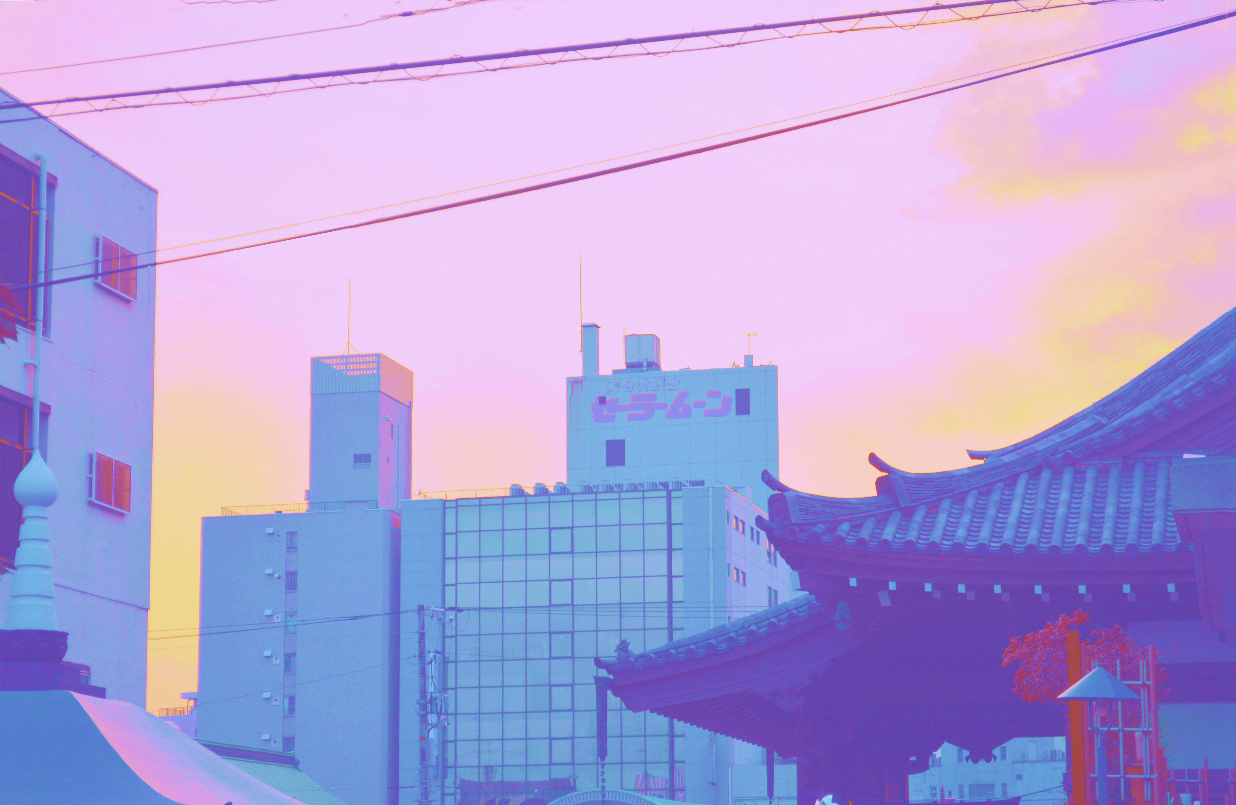 建築 桌布 壁紙 — 超現實的城市天際線，沐浴在粉紅和紫色的暮色中，傳統的屋頂線條與現代建築並列。