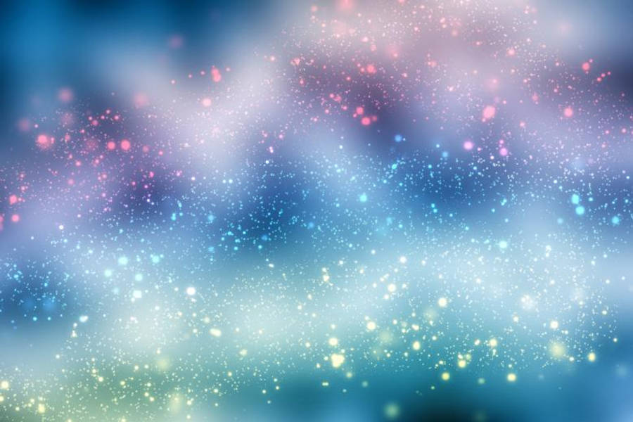 超現實的湖畔夕照 壁紙 — 夢幻漸變天空，充滿柔和藍色、粉紅色和黃色的閃光，飄過朦朧的雲層。