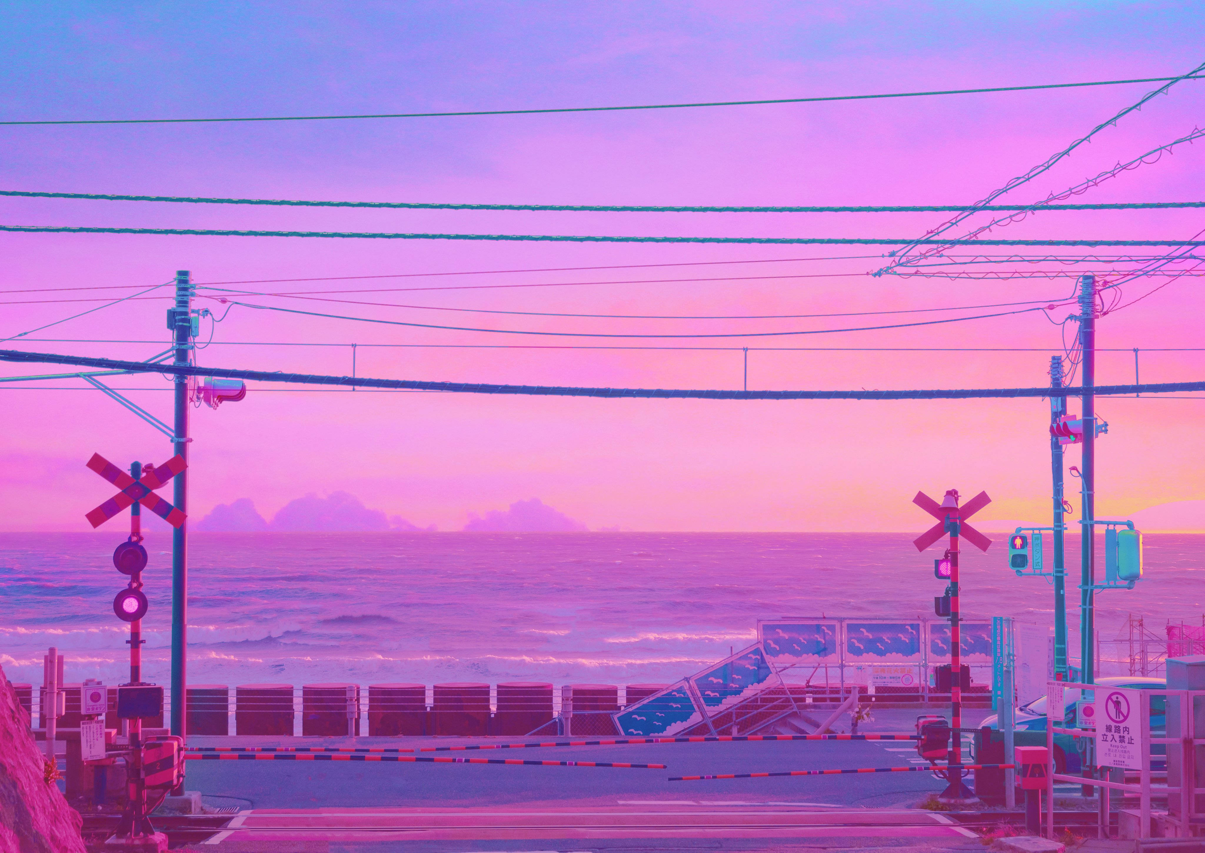 Japanese Aesthetic HD 桌布 壁紙 — 超現實的粉紅色和紫色日落沐浴著沿海鐵路道口，遠處有山脈和海洋波浪。