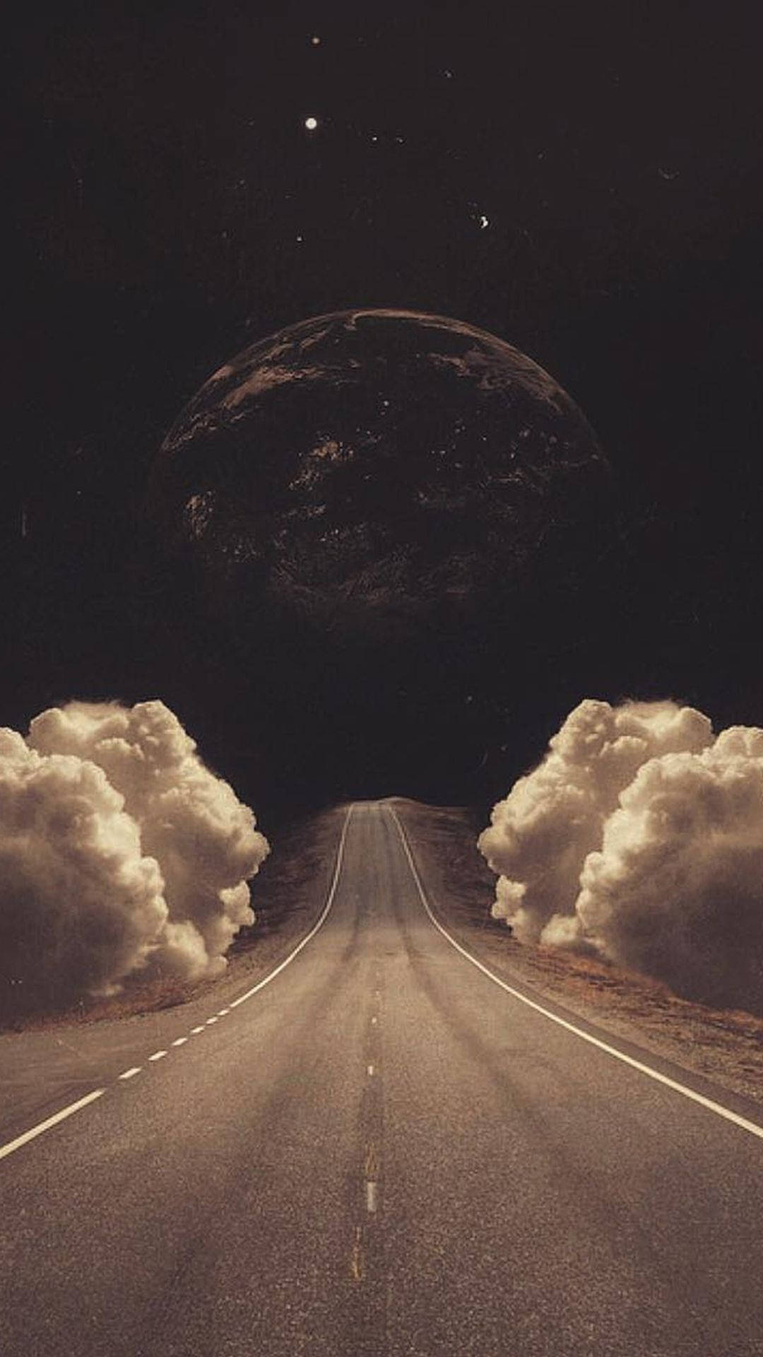 一條穿過雲層的道路通往夜空中的巨大行星。