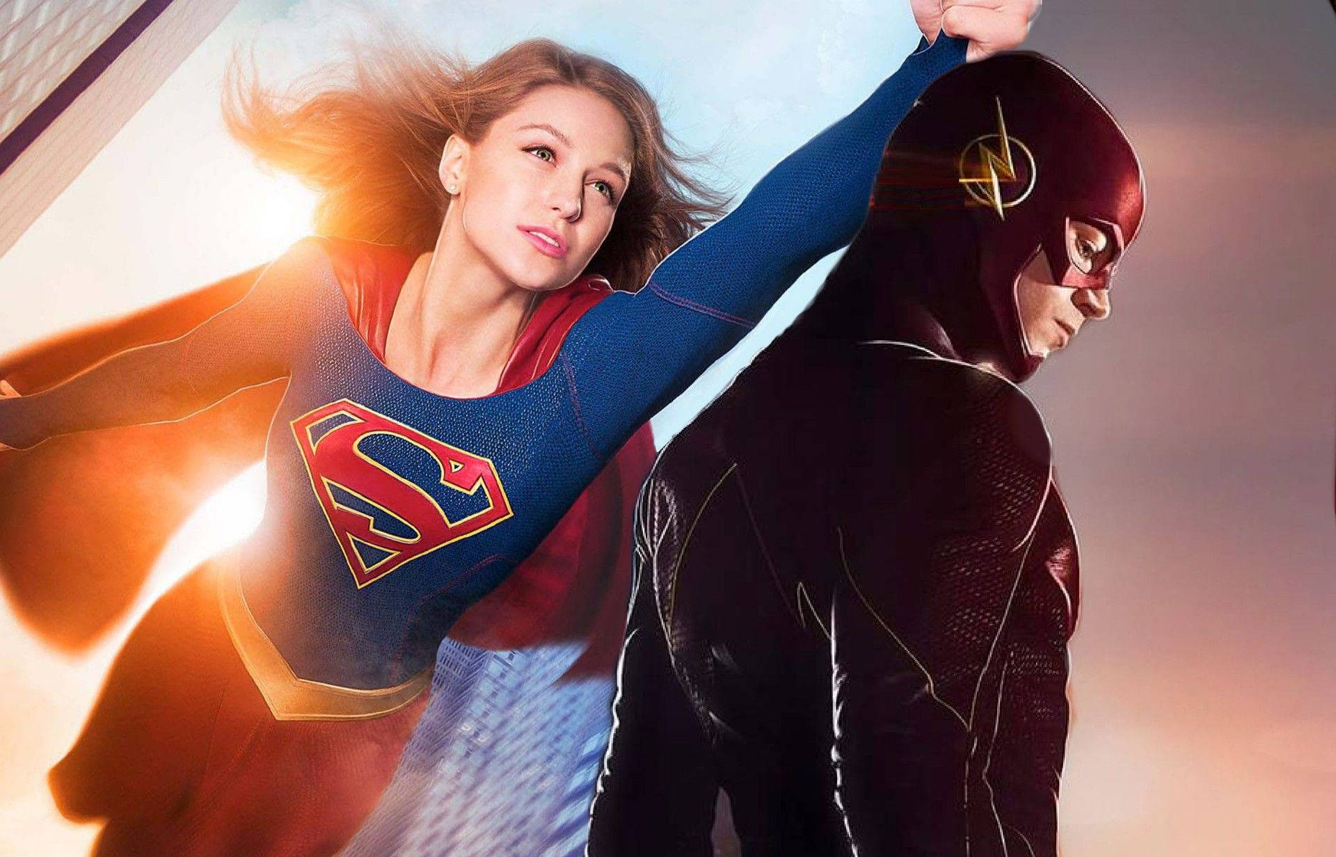 Supergirl 和 The Flash 身穿超級英雄服裝，在日落背景下英勇擺姿勢。