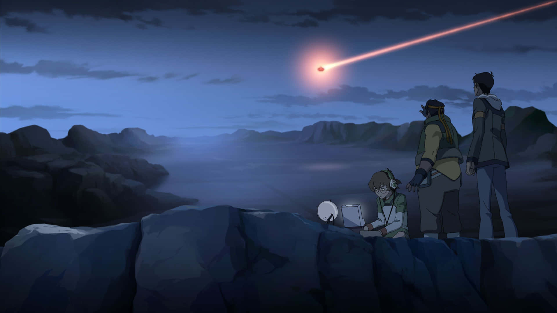 《超級戰隊：力量版》成員目擊飛船降落 壁紙 — 三個動畫角色喺黃昏企喺岩石懸崖上，望住一顆發光嘅流星劃過多雲嘅天空。