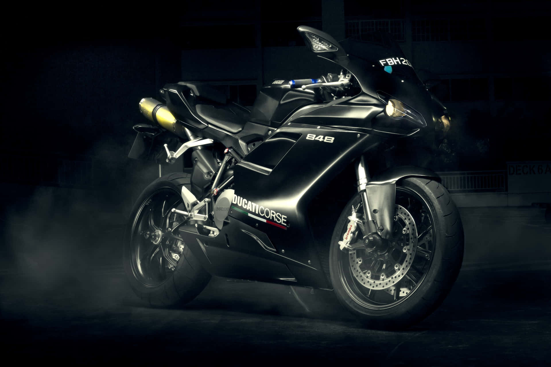 黑色Ducati電單車在昏暗車庫中伴隨煙霧。