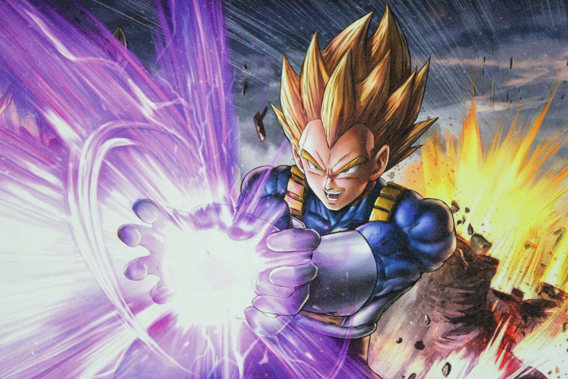 Vegeta Galick Gun 桌布 壁紙 — 超級撒亞人形態的比達在熾熱爆炸背景下釋放強大的紫色能量衝擊波。