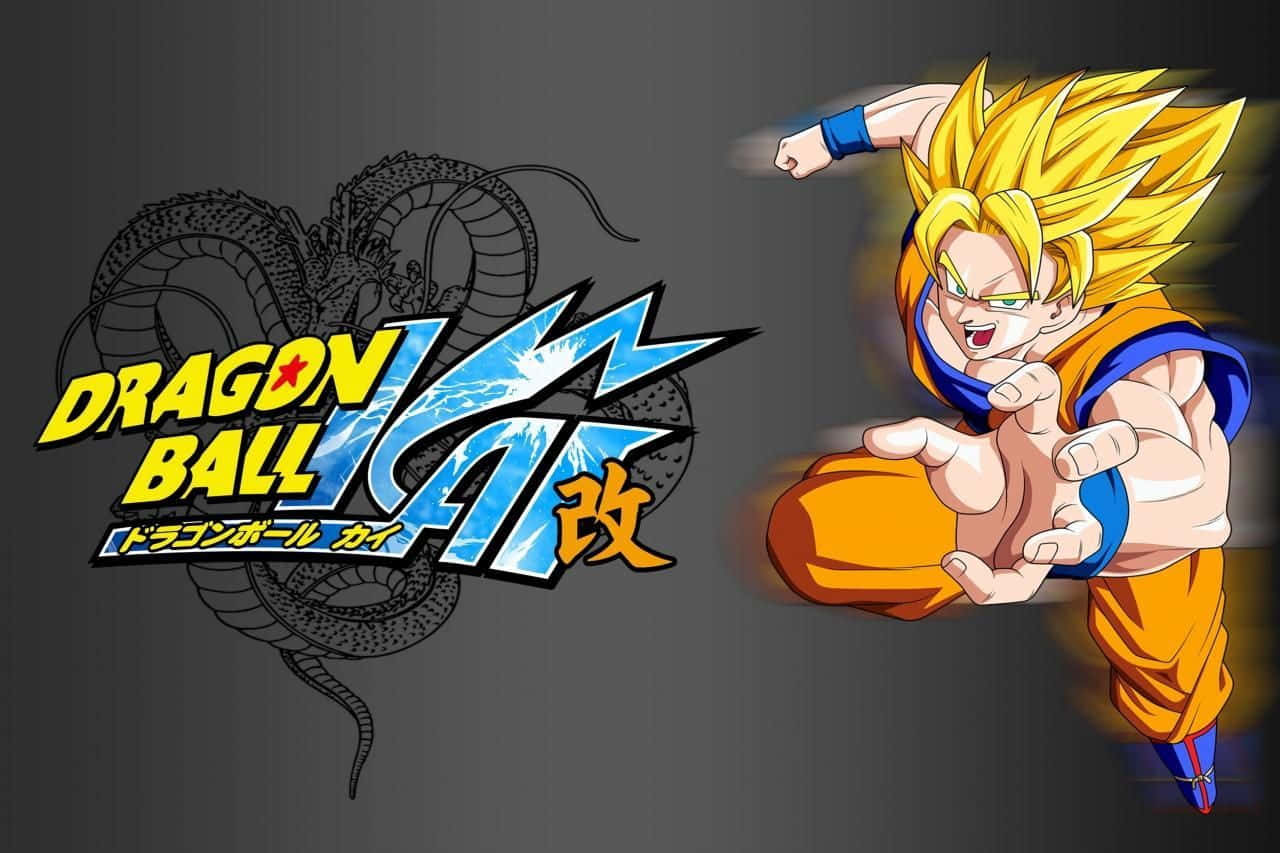 Dragon Ball Z Kai 桌布 壁紙 — 超級撒亞人悟空以動態姿勢站在龍珠改標誌旁邊，背景為深灰色，並有盤繞的龍草圖。