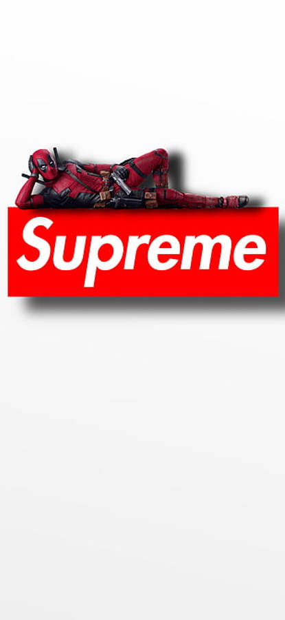 超級英雄 Supreme 死侍躺於 Supreme 標誌上 壁紙 — 死侍身穿紅色戰衣，躺臥在一個搶眼的紅色Supreme標誌盒子上，背景為純白色。