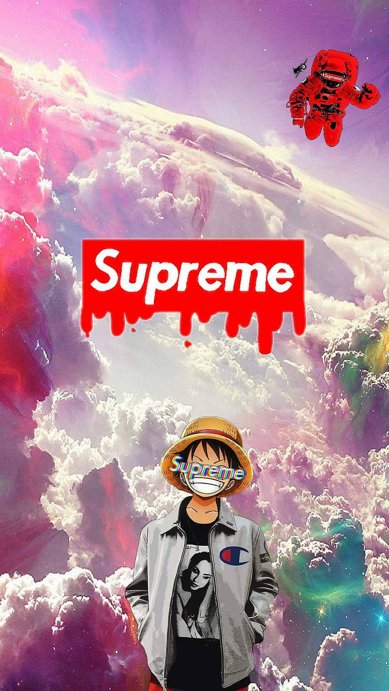 超級英雄 Supreme 海賊王路飛 壁紙 — 一個風格化的動漫角色戴著帽子和夾克，站在充滿粉紫色雲朵和漂浮的紅色宇航員的超現實天空前。