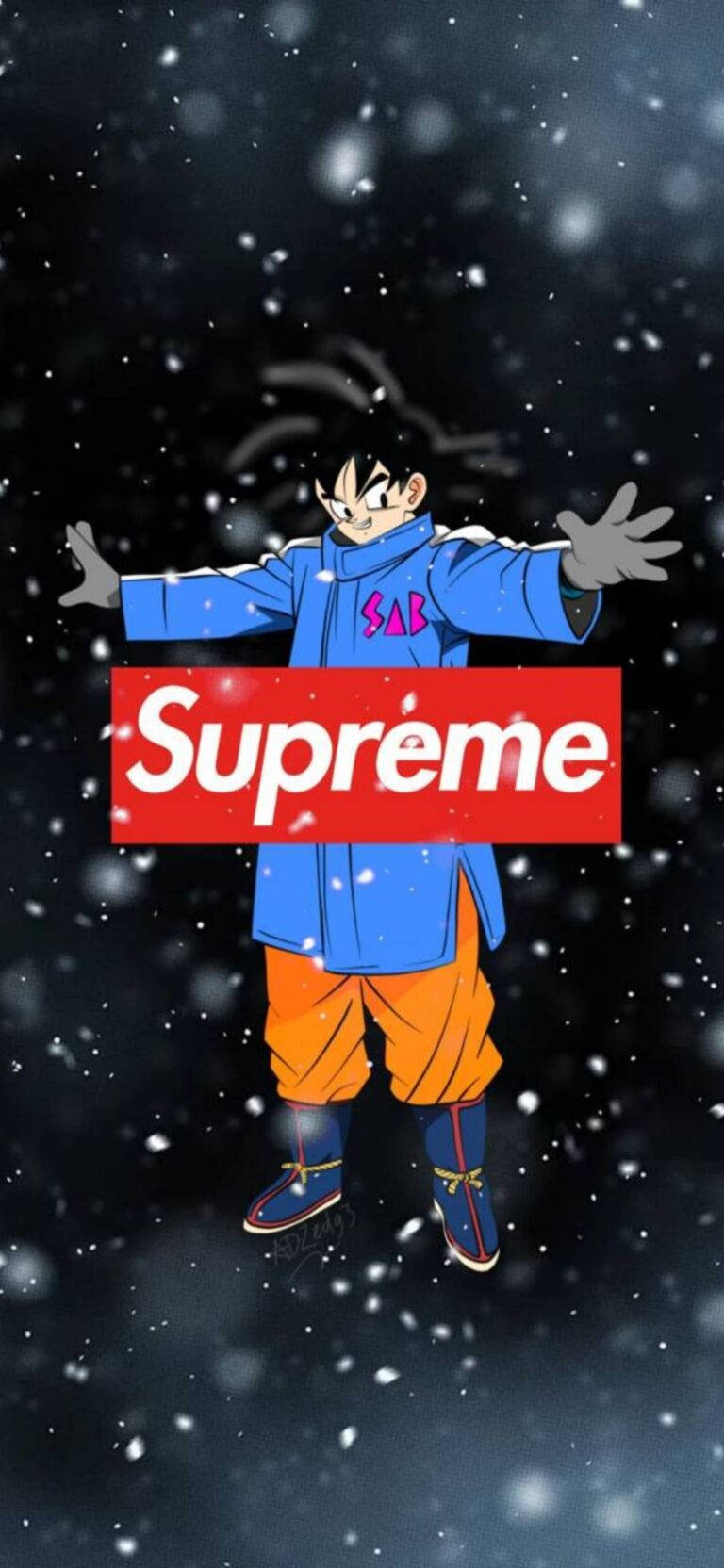 超級英雄 Supreme 龍珠悟空穿藍大衣 壁紙 — 動畫角色悟空身穿藍色外套和橙色褲子，在雪夜天空下張開雙臂站立，帶有紅色Supreme標誌覆蓋。