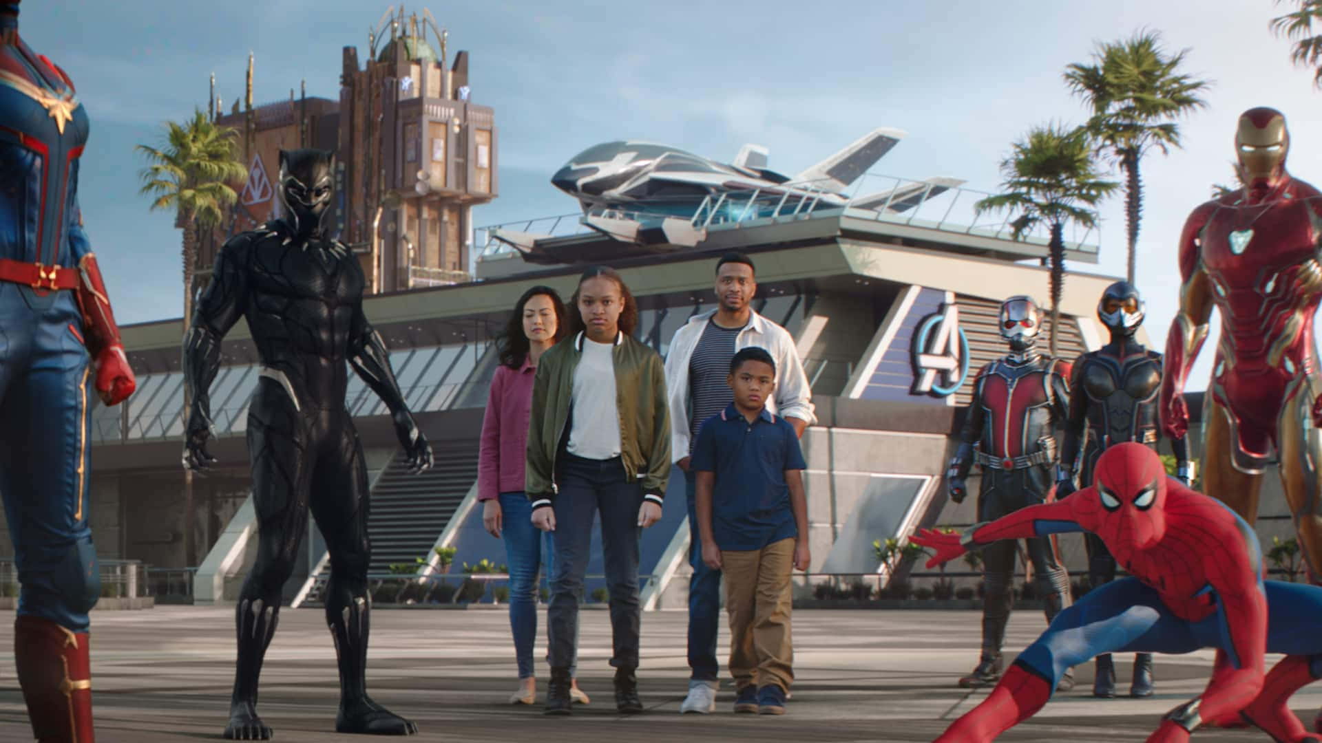 New Avengers 桌布 壁紙 — 超級英雄和一個家庭一起站在一個有棕櫚樹和飛船的未来復仇者基地前。