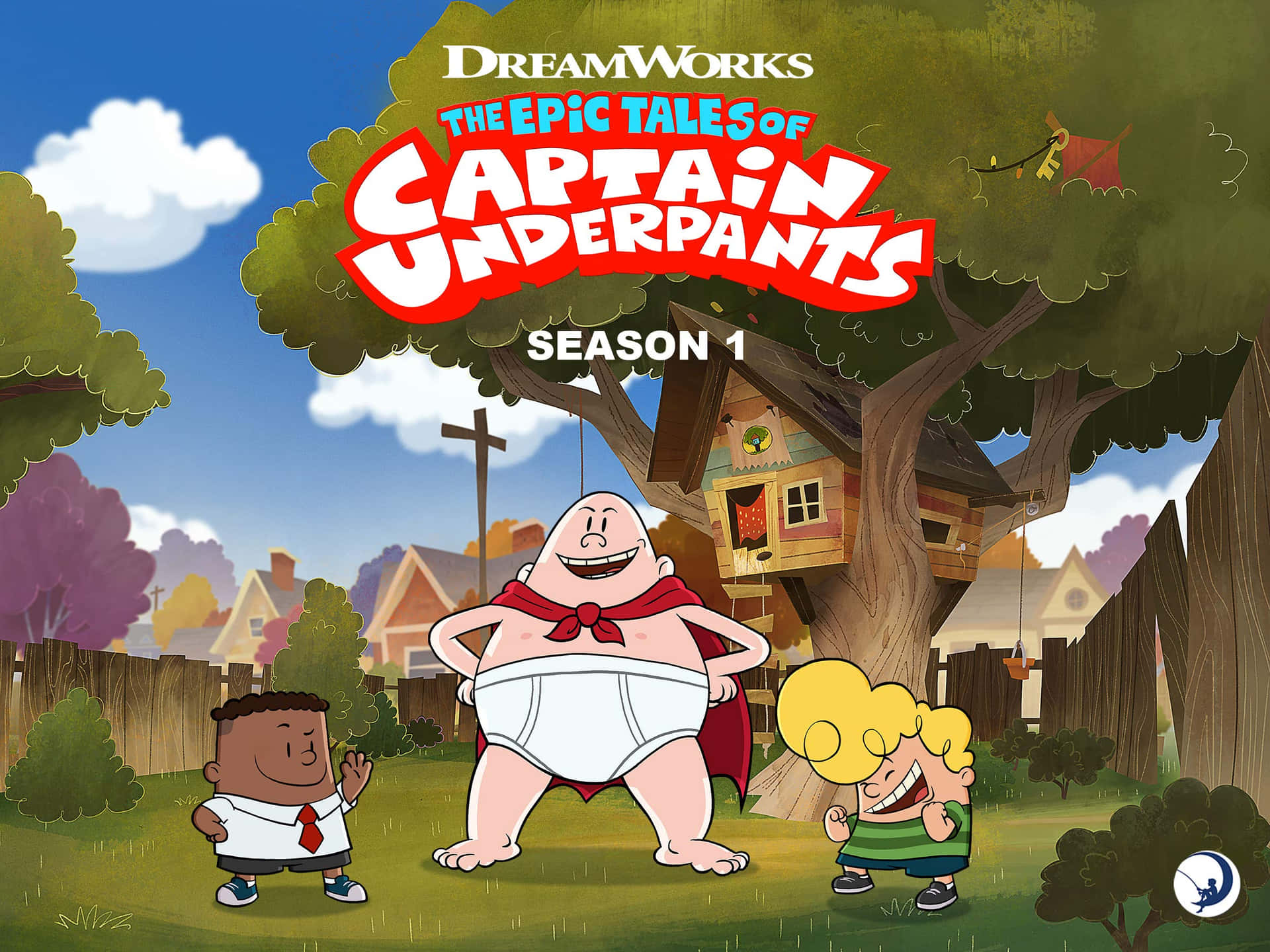 Captain Underpants 和兩個孩子在後院樹屋旁微笑。