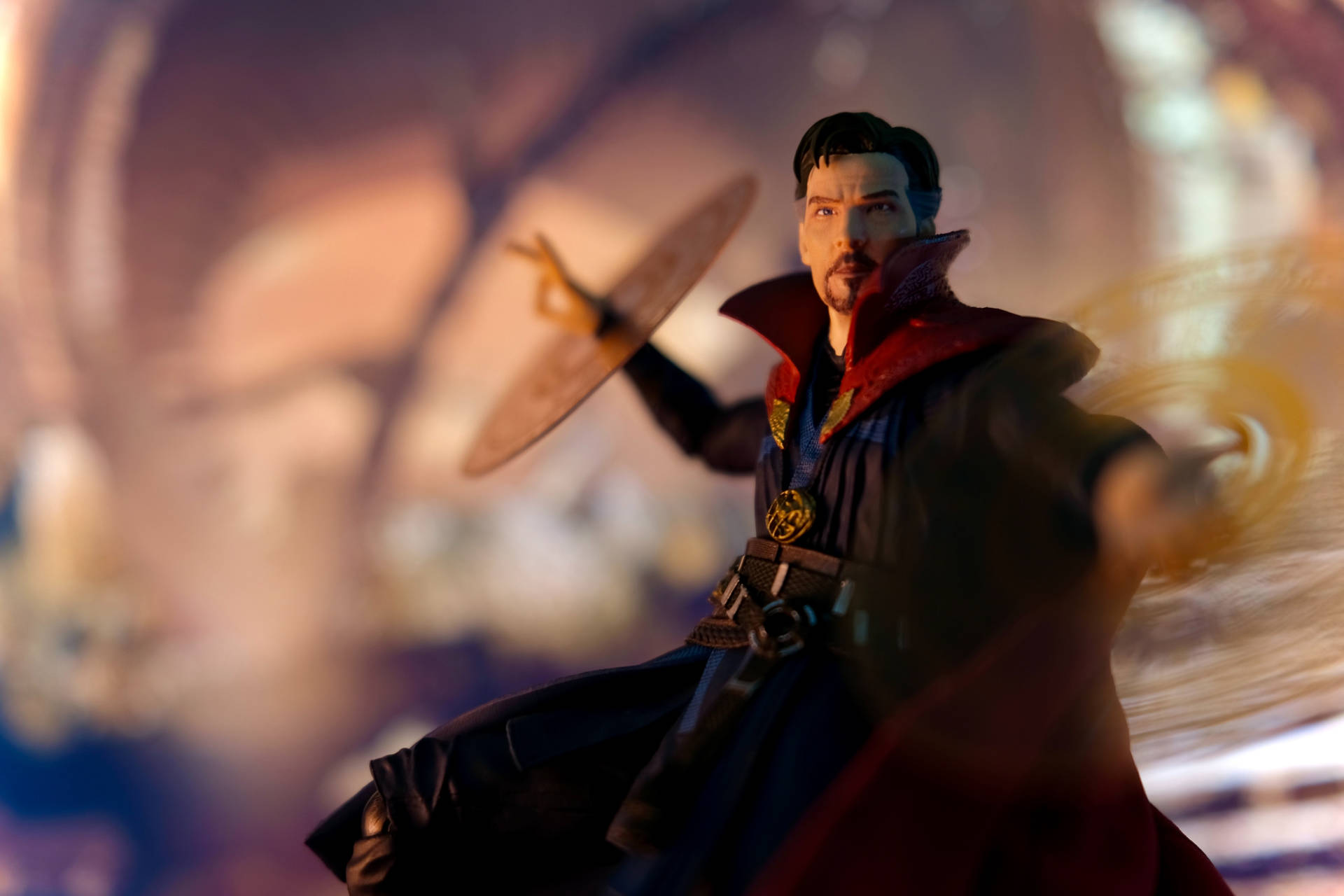 奇異博士用發光的雙手施展魔法咒語。