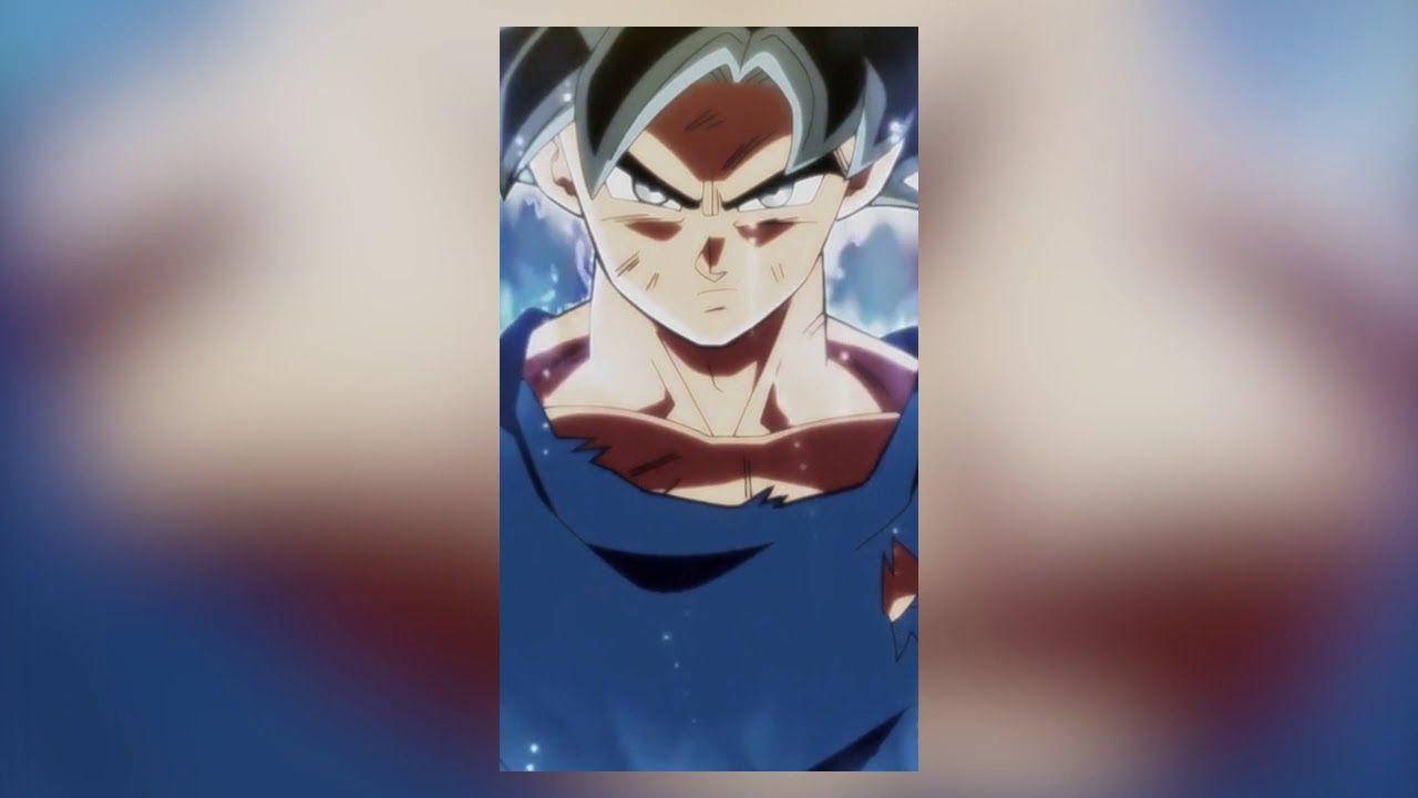 超級賽亞人悟空模糊藝術畫 壁紙 — 一個兇猛的動漫戰士，有著尖刺頭髮和發光的眼睛，在宇宙藍色背景下強烈凝視。