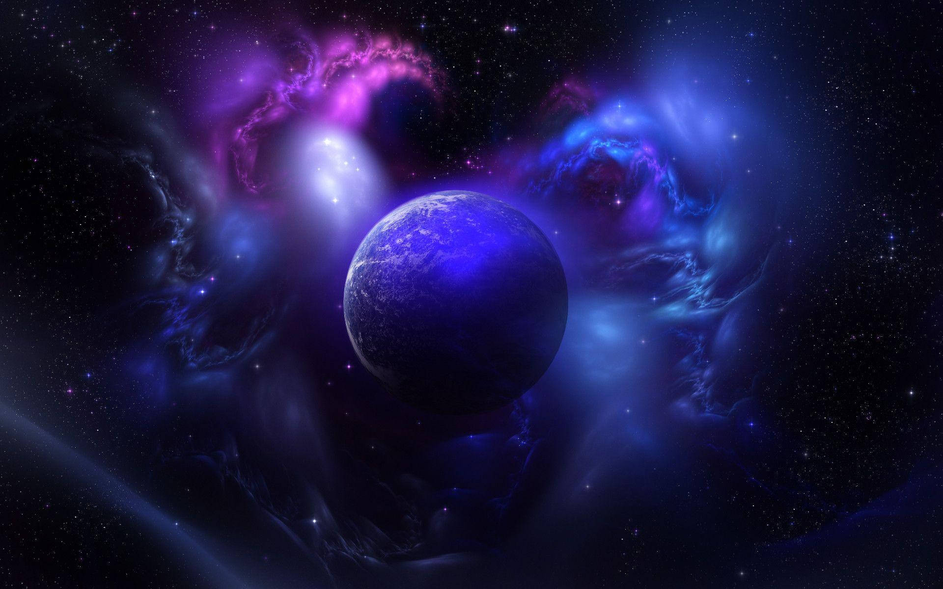 超級黑暗地球 壁紙 — 一顆發光的藍色行星漂浮在旋轉的紫色和藍色宇宙星雲中，背景是繁星點點的夜空。