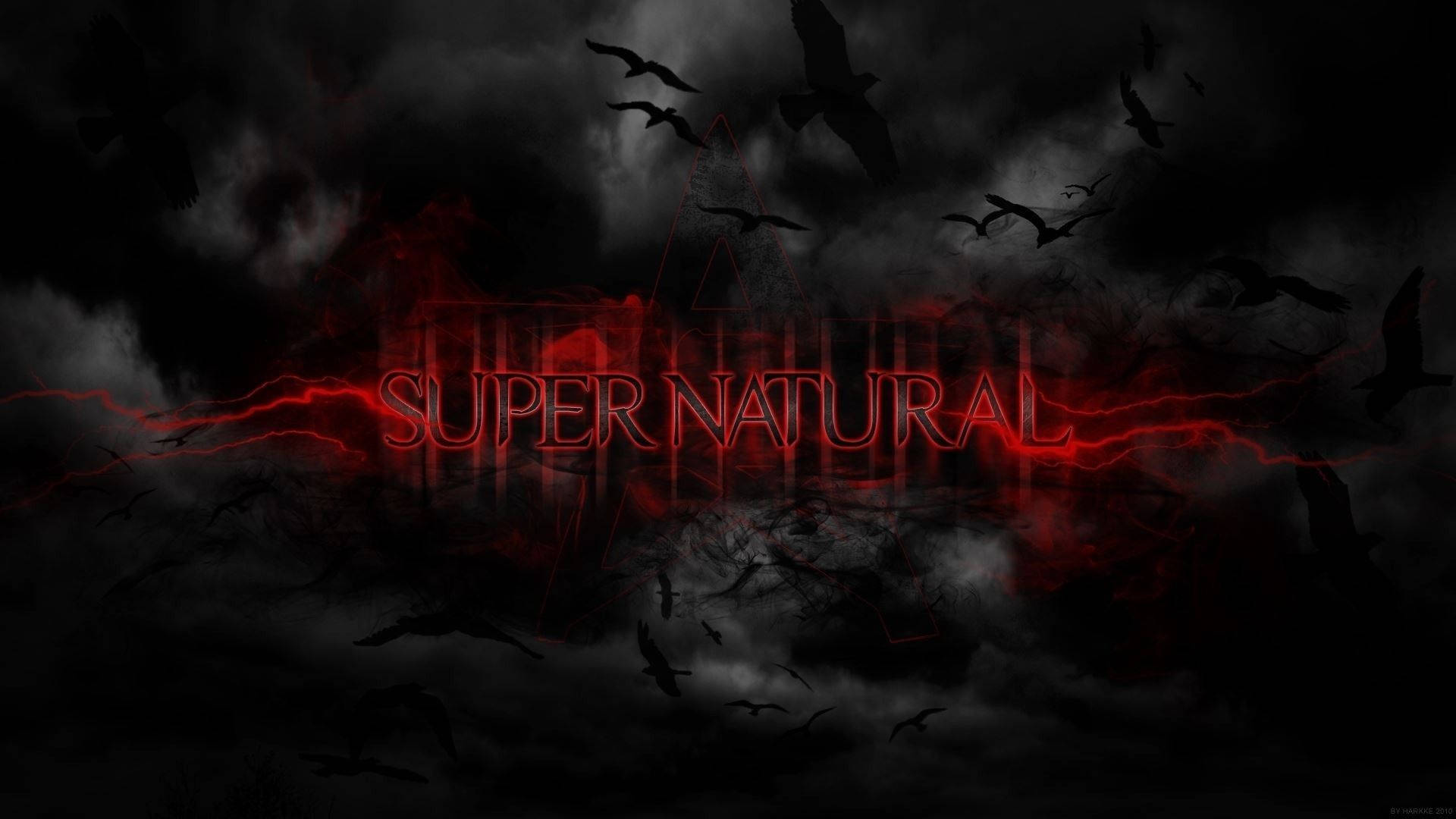 紅色發光文字「SUPER NATURAL」以黑暗風暴雲和飛鳥為背景。