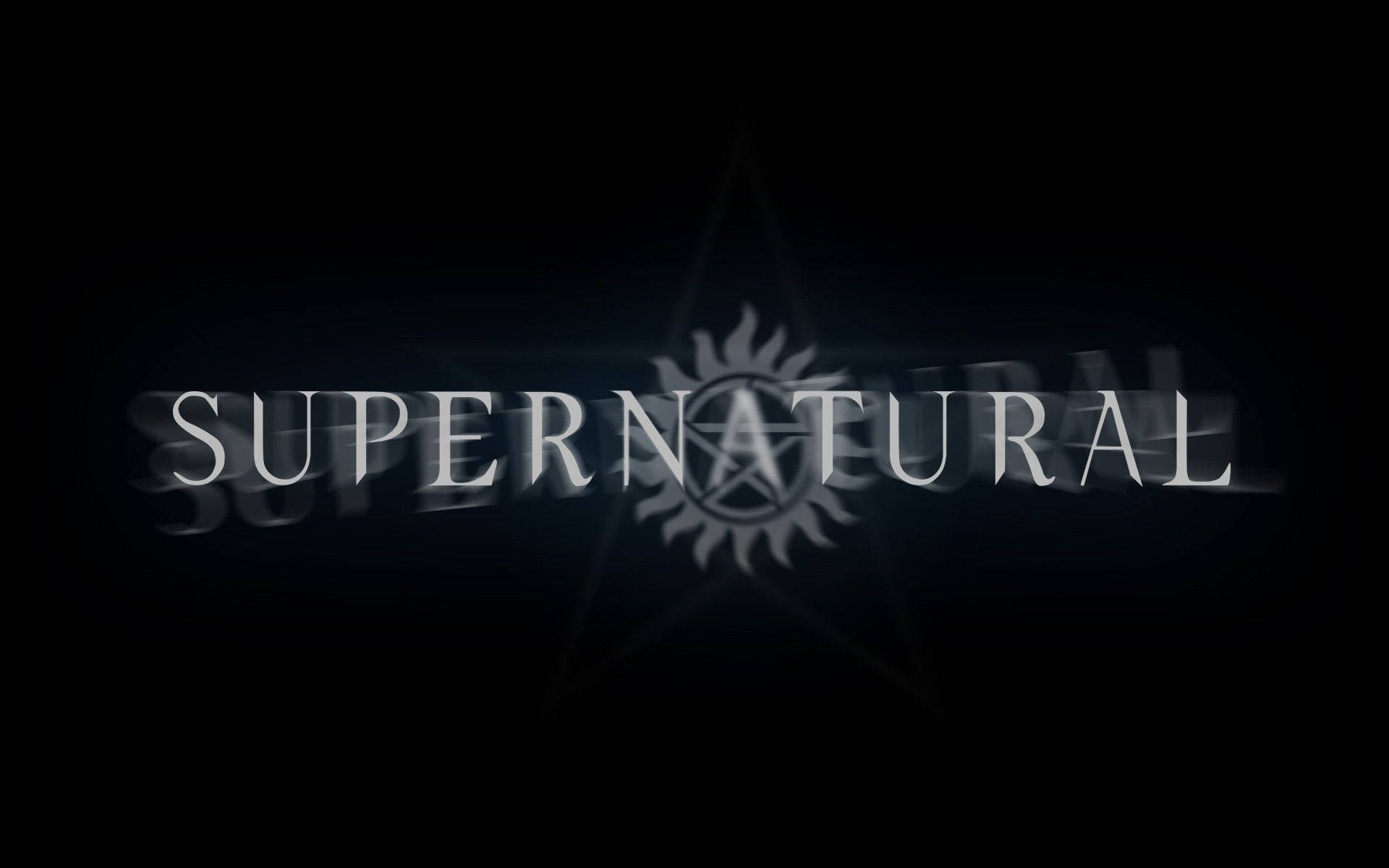 Supernatural 標誌，帶有在黑色背景上閃爍銀光的五角星符號。