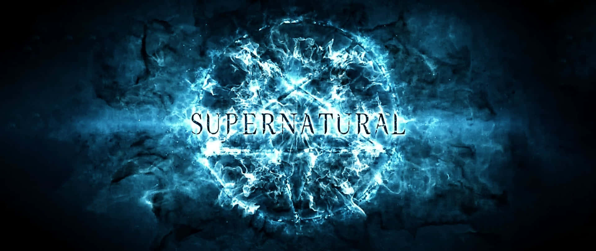 在黑暗中，發光的藍色 supernatural 文字被噼啪作響的能量包圍。