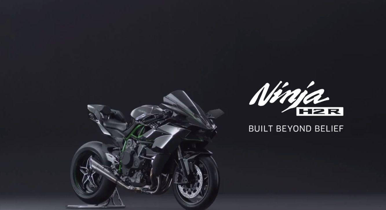 黑色 Kawasaki Ninja H2R 運動電單車，帶有綠色點綴，置於深色背景上。