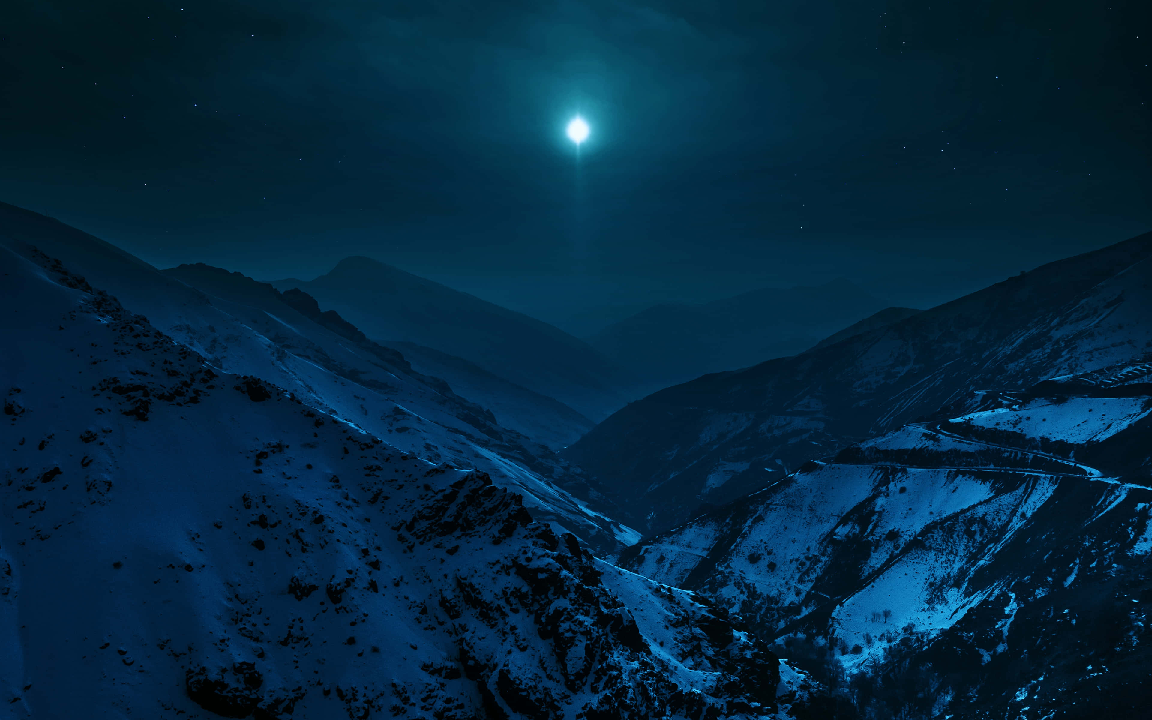 白雪覆蓋的山谷，明亮的月亮和星空