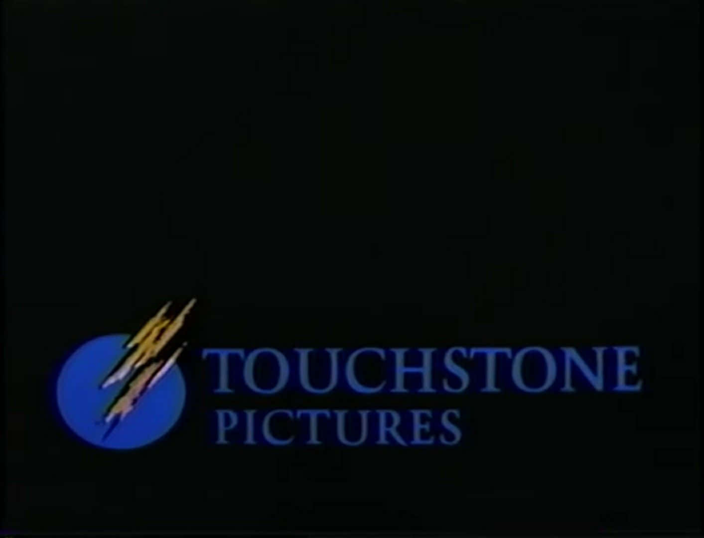深色背景上帶有藍色文字和圓形徽章的 Touchstone Pictures 標誌。