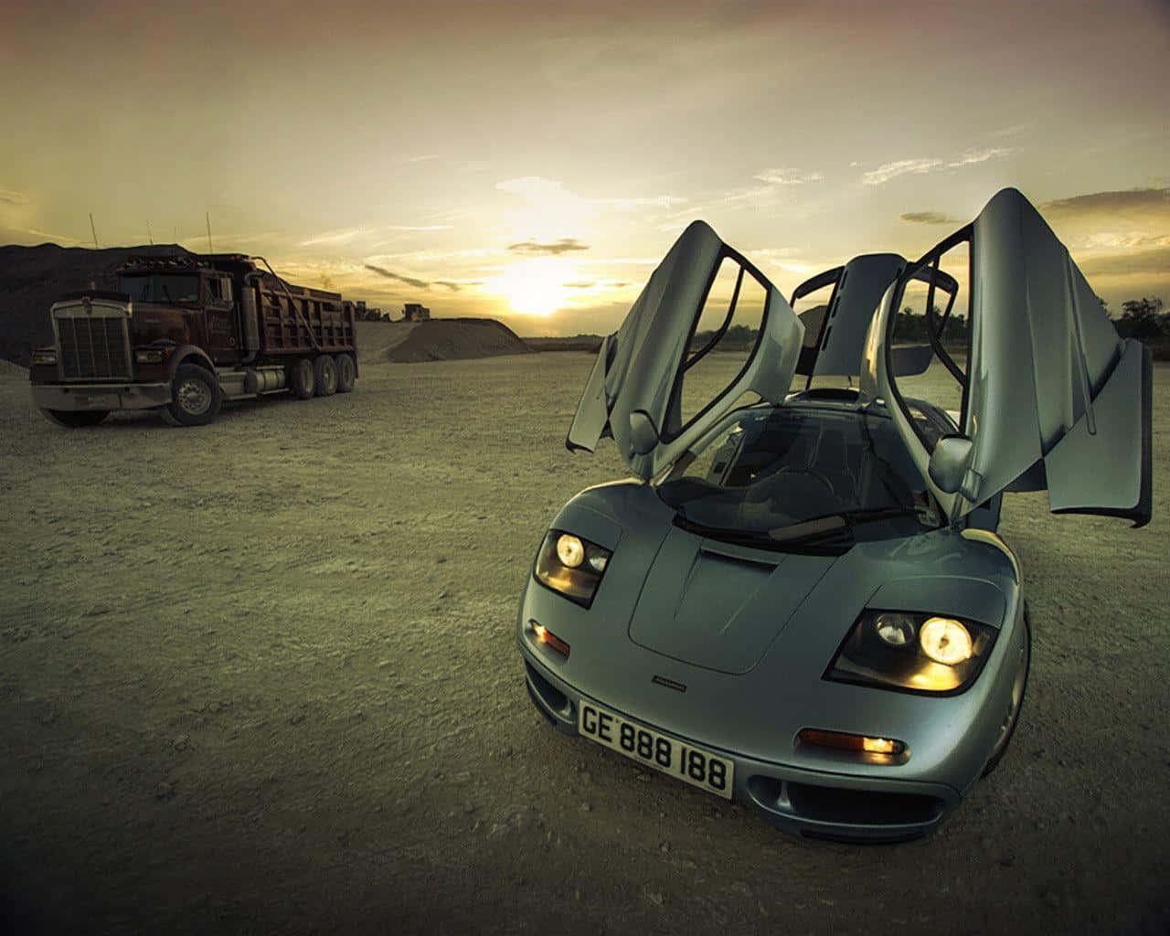 銀色McLaren F1打開鷗翼車門，在沙漠日落時分停泊在一輛紅色自卸卡車旁。