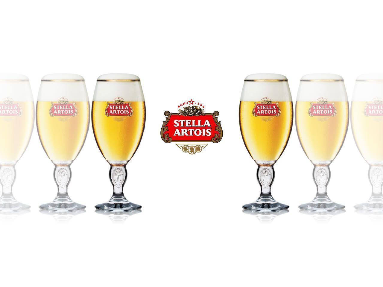 六個 Stella Artois 啤酒杯裝有金色液體和泡沫，排列在品牌標誌周圍。
