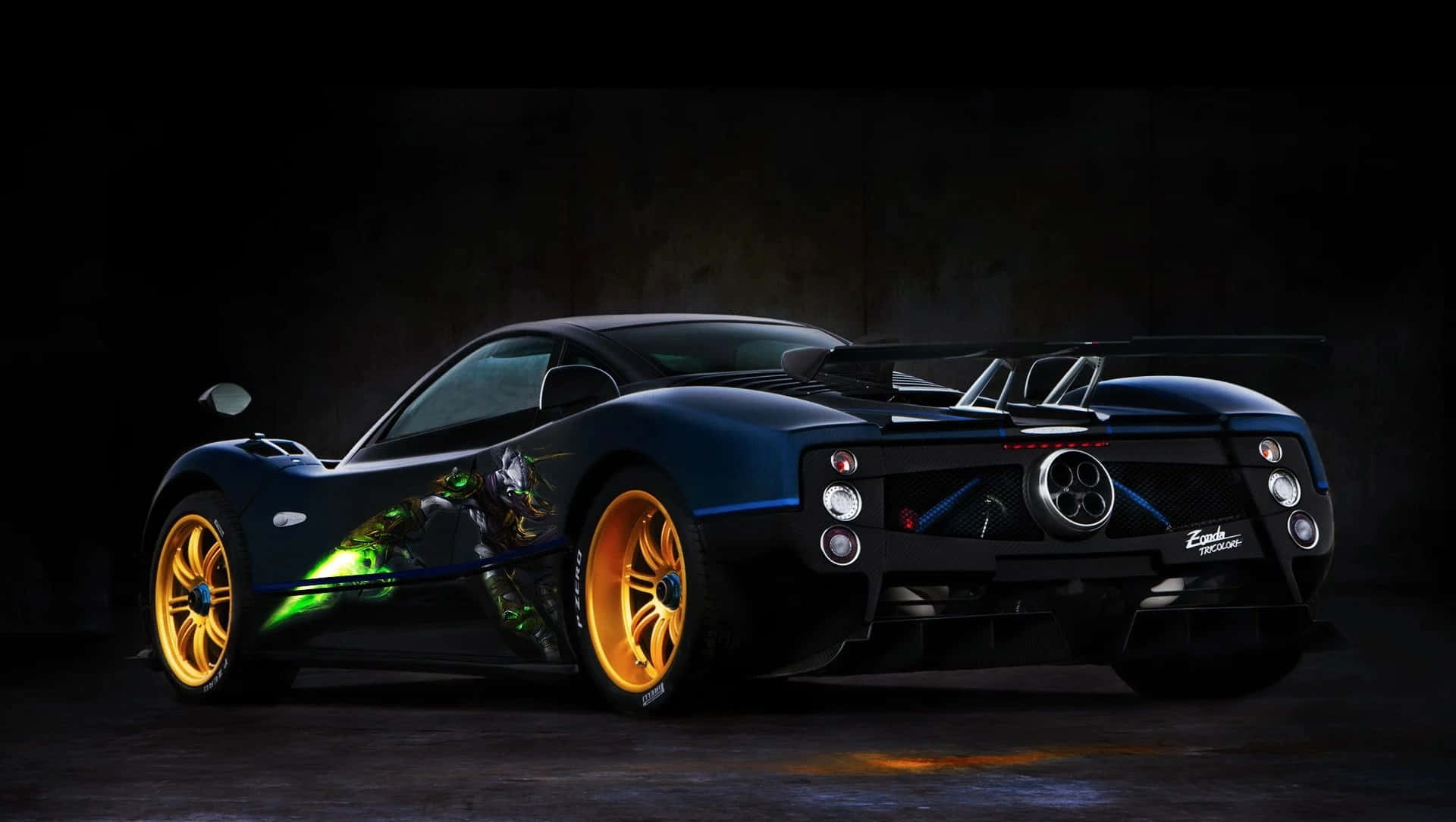 黑色Pagani Zonda跑車，金色輪圈和綠色龍形貼花，在黑暗的車庫中。