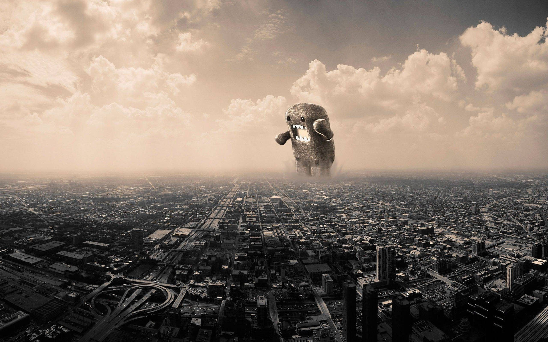 巨大的Domo-kun在多雲天空的城市上空盤旋