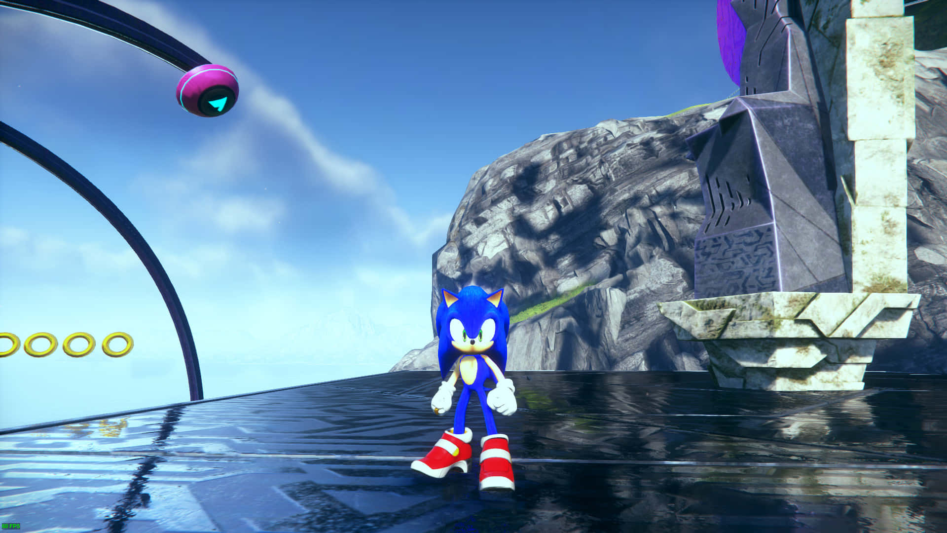 Sonic And The Secret Rings 桌布 壁紙 — 超音鼠站在一個未來遊戲關卡中的反射平台上，周圍有岩石峭壁和漂浮的圓環，天空湛藍明亮。